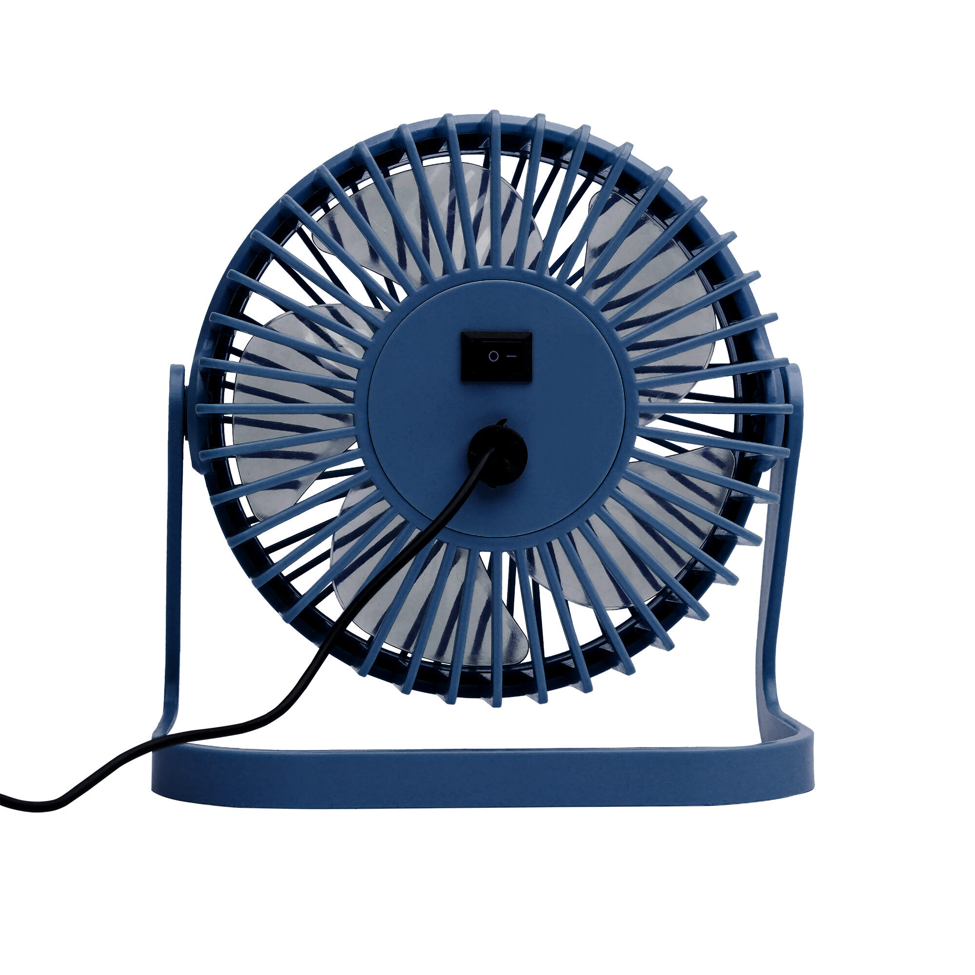 Ventilador de escritorio azul con aspas e interruptor. Un cable negro lo conecta. El ventilador está sobre fondo blanco.