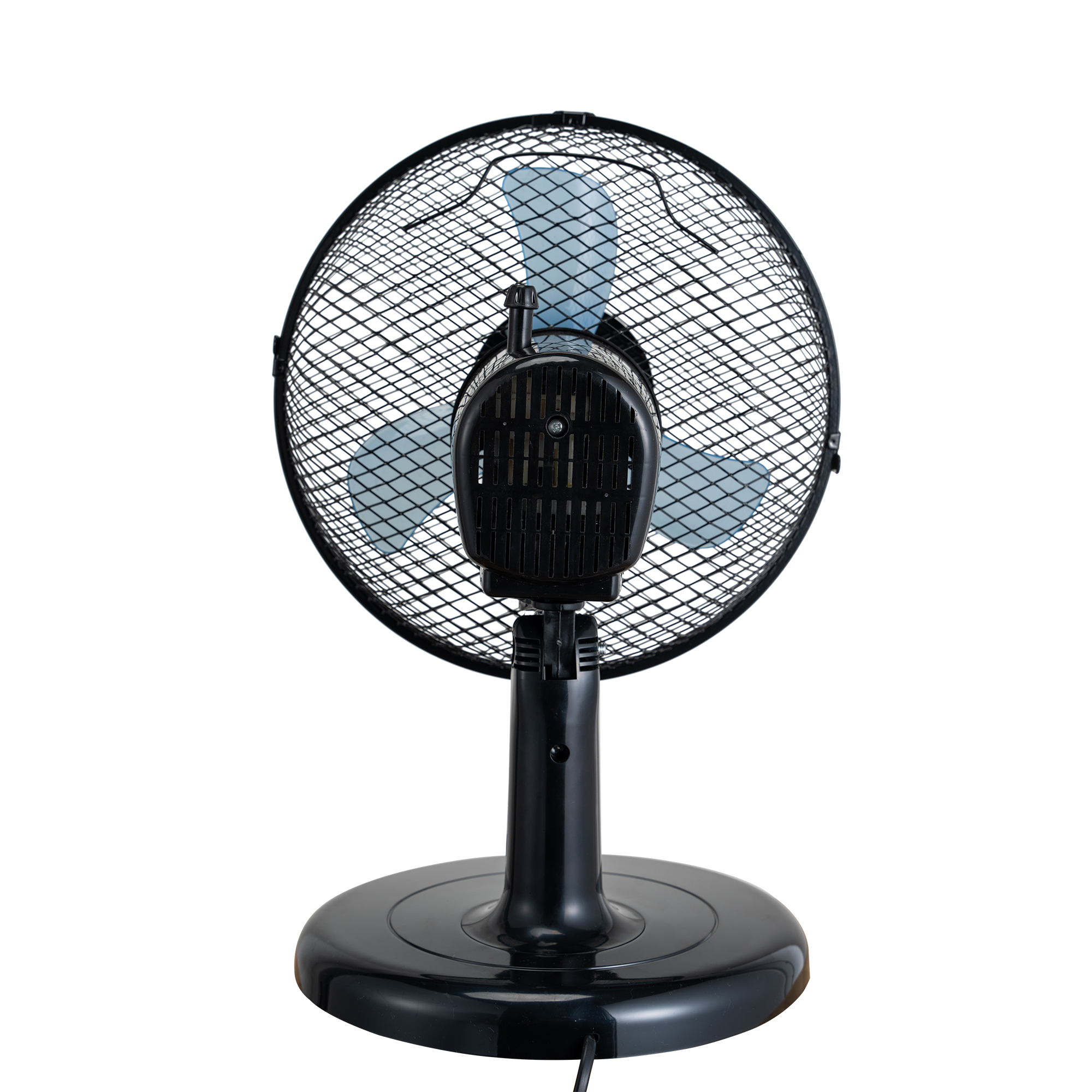 Un ventilador eléctrico negro con rejilla, tres aspas azules y base redonda, aislado sobre fondo blanco.