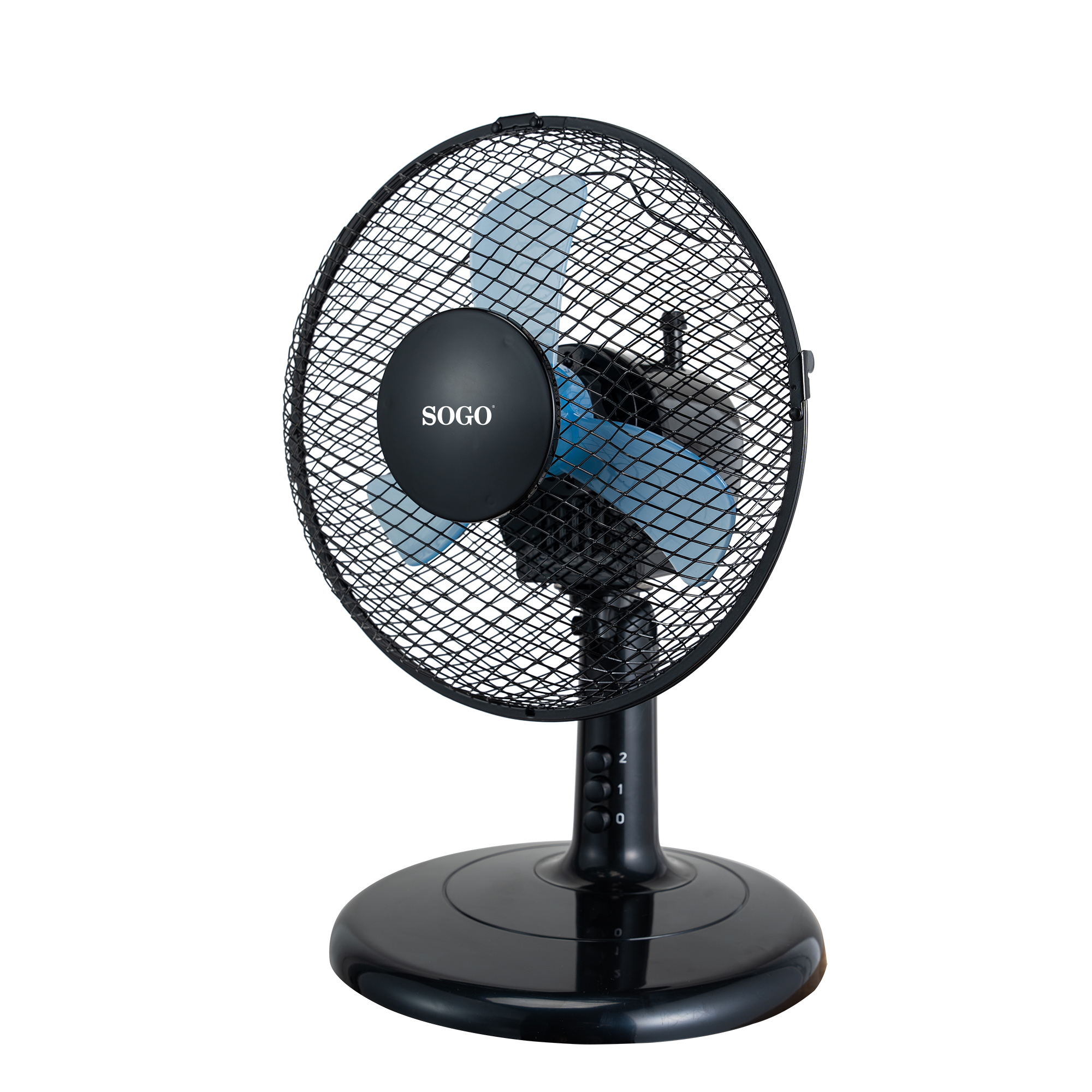 Un ventilador SOGO negro con rejilla de seguridad y aspas azules. Tiene una base redonda y un panel de control.