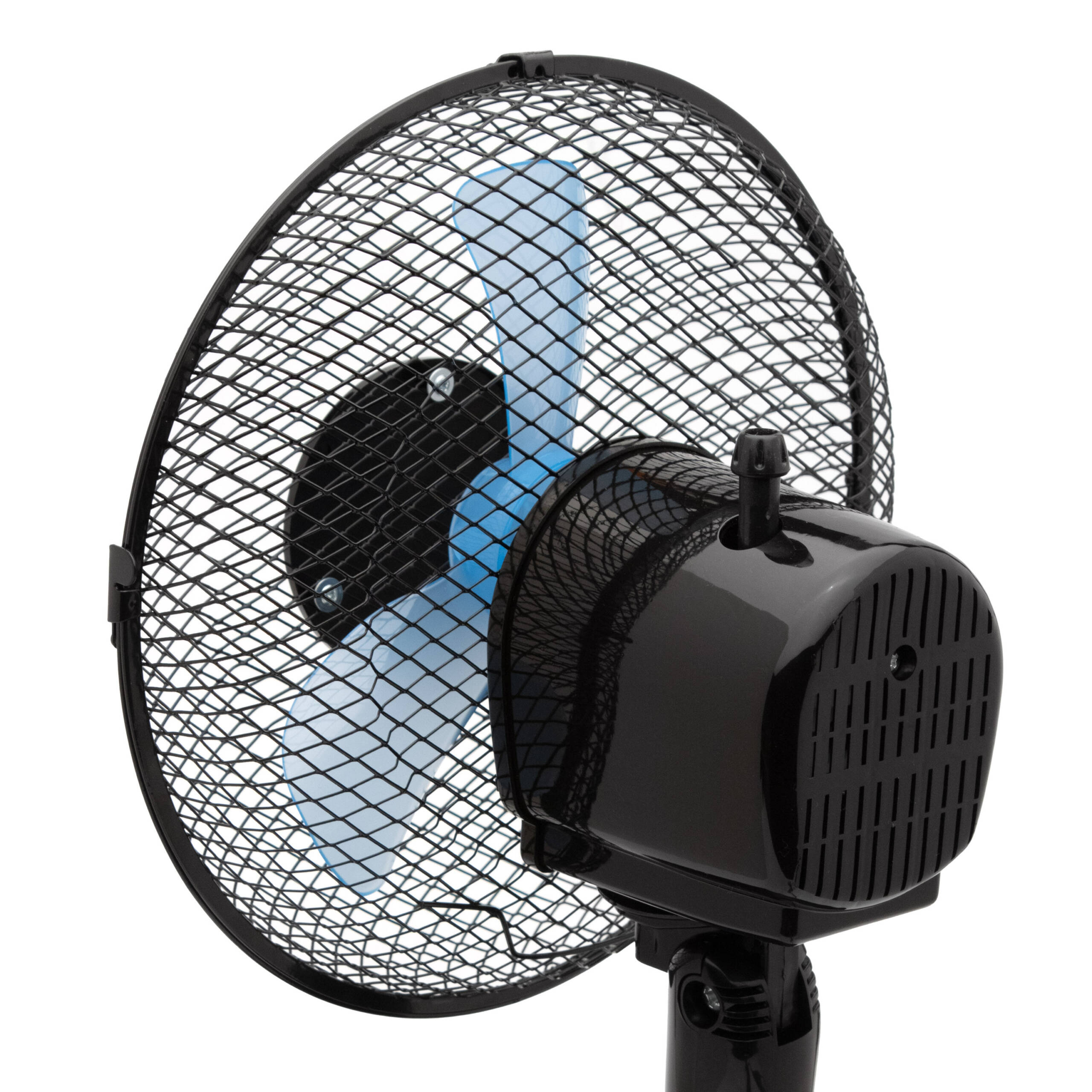 Un ventilador eléctrico negro con una rejilla protectora. El ventilador tiene aspas azules y está sobre fondo blanco.