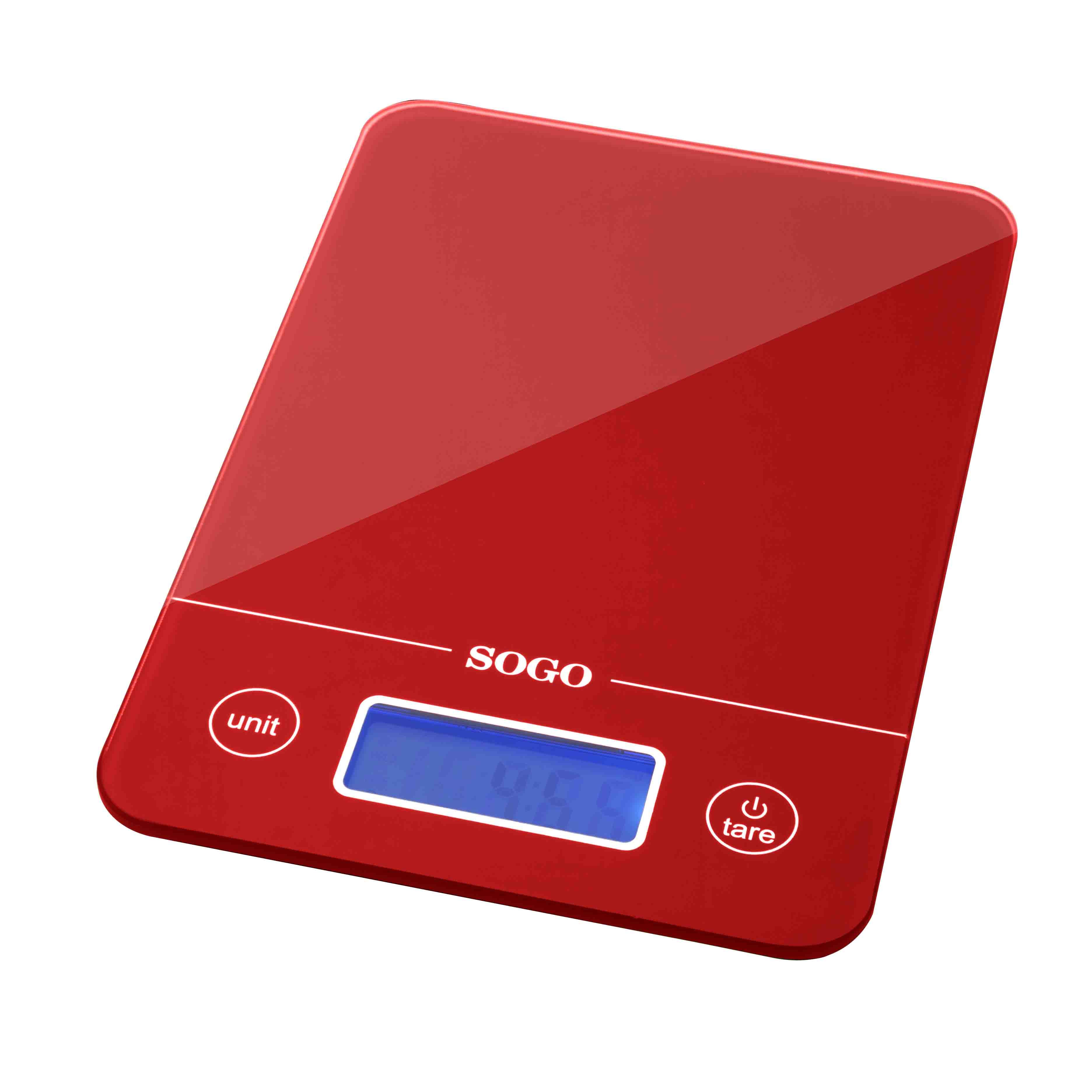 Una báscula de cocina roja SOGO sobre un fondo blanco. Tiene una pantalla digital azul y botones de unidad y tara.