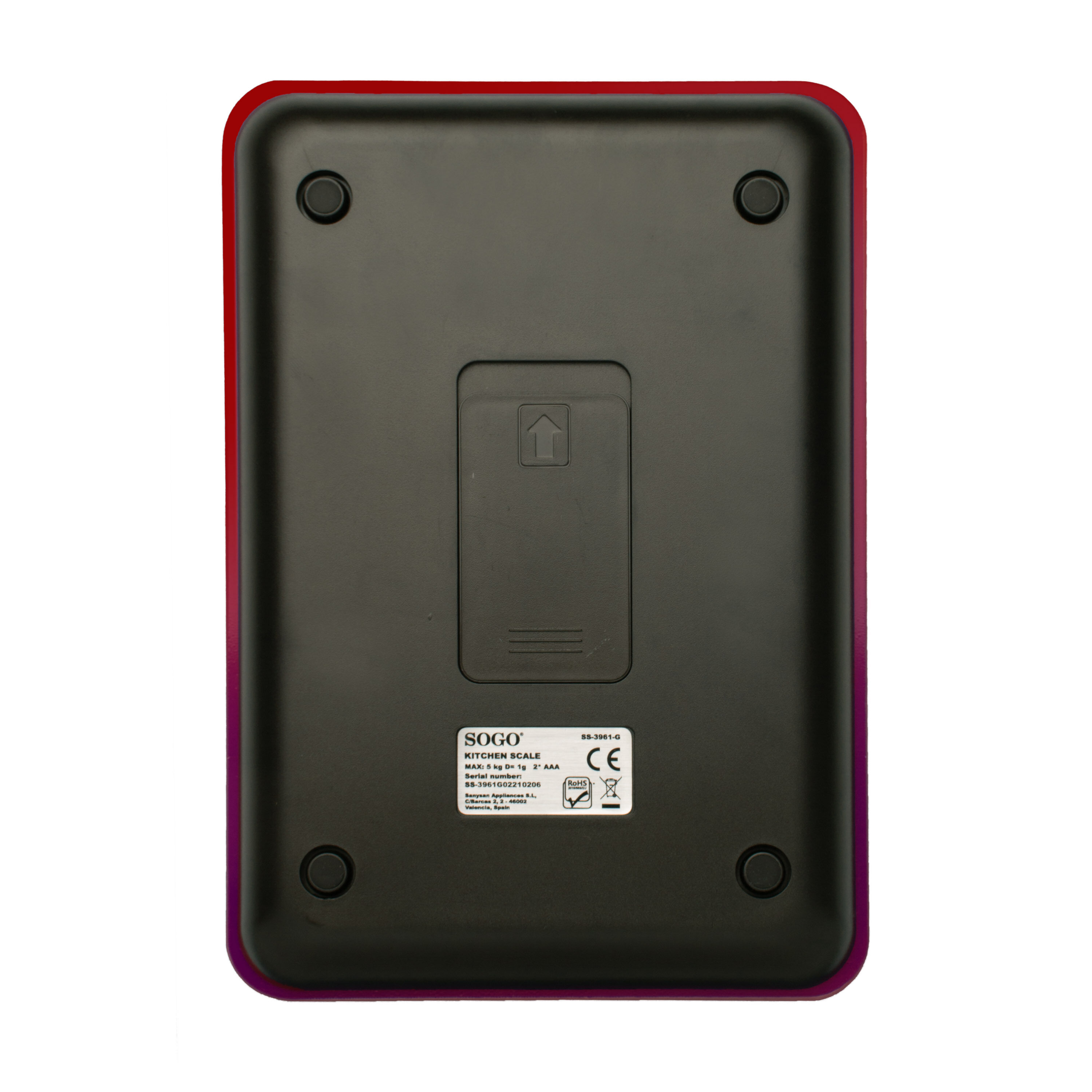 Parte inferior de una balanza de cocina negra, rectangular con esquinas redondeadas. Borde rojo y morado. Marca SOGO visible.