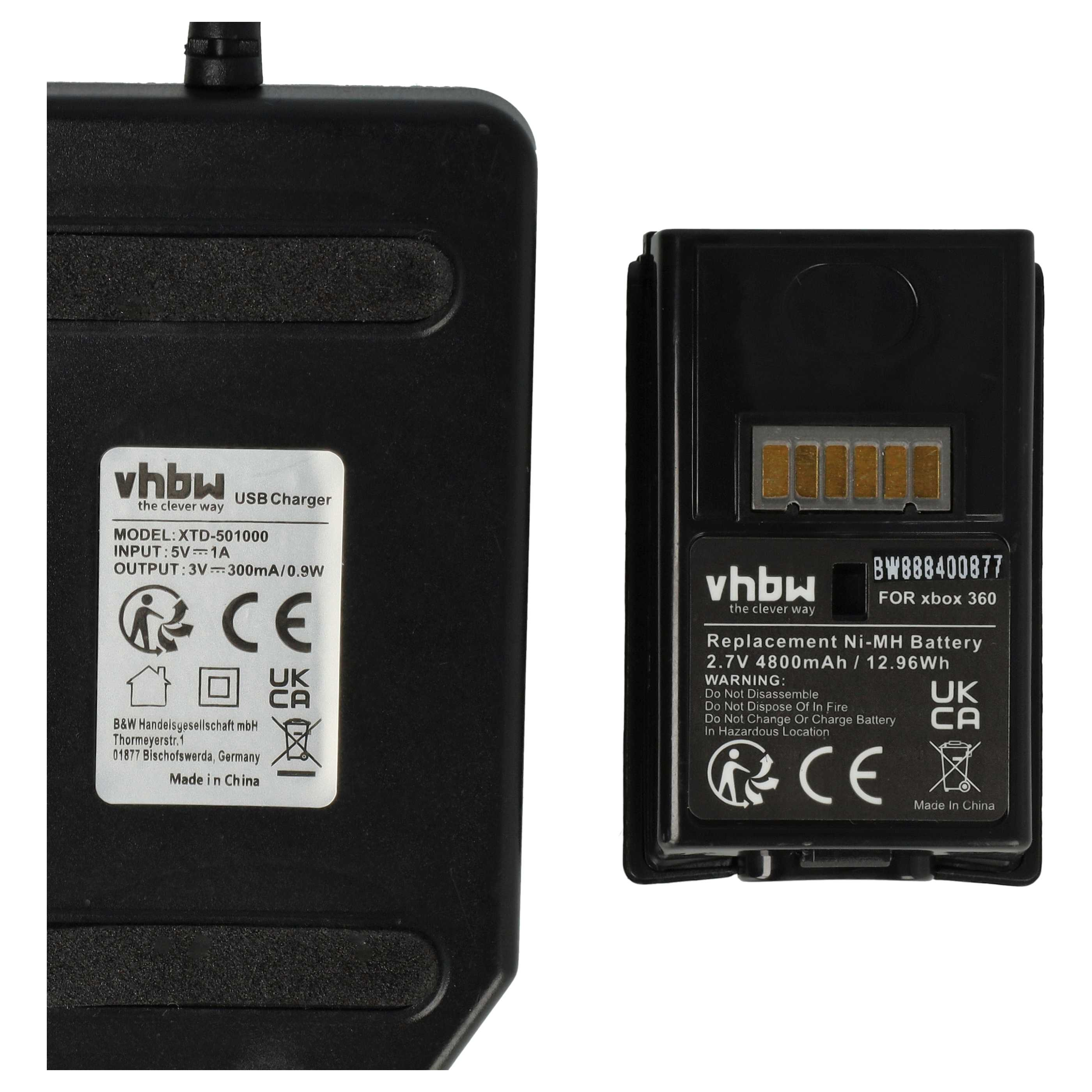 Zwei schwarze elektronische Geräte mit weißen Etiketten. Eines ist ein Ladegerät, das andere ein Akku für Xbox 360. Beide haben Logos.