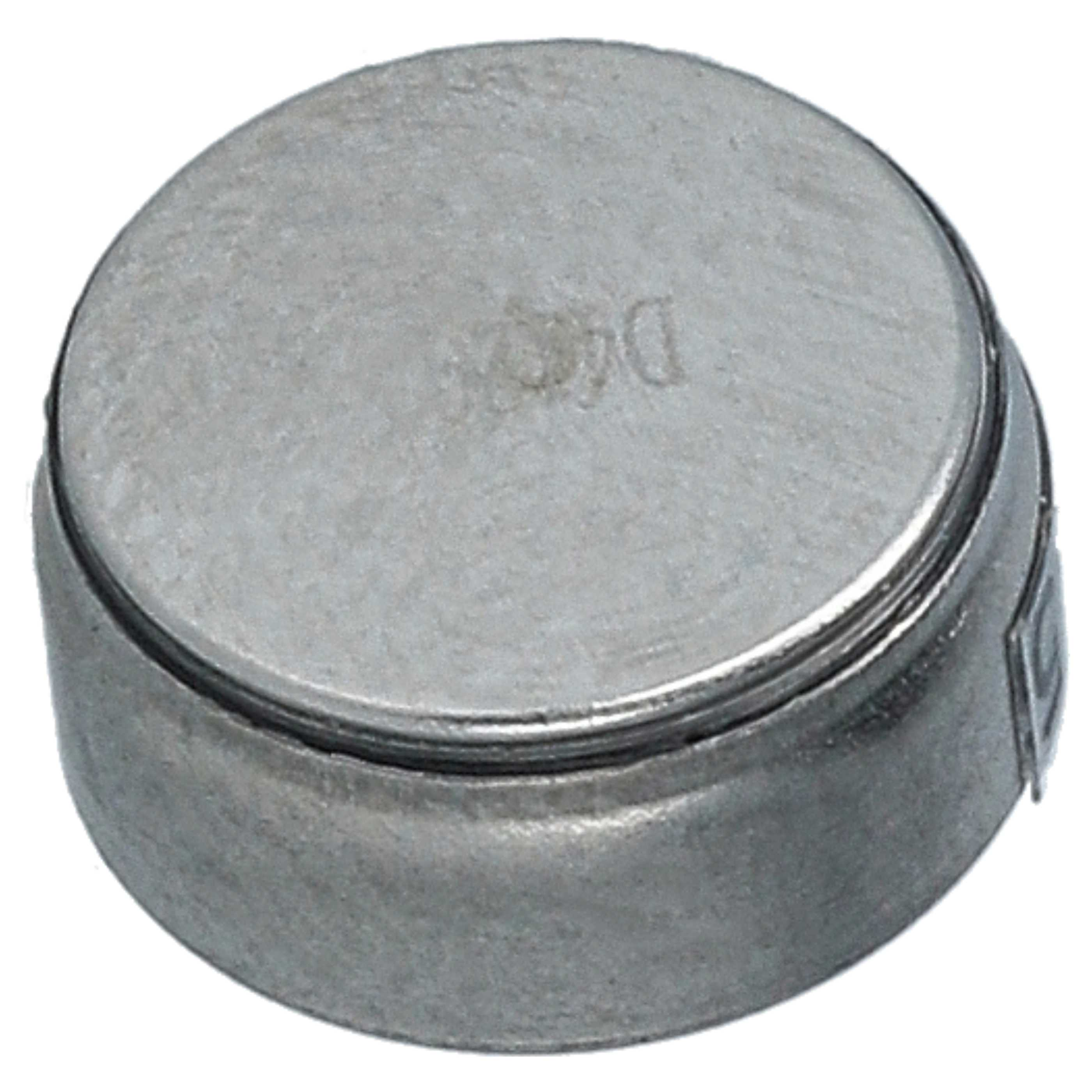 Ein metallisches, zylindrisches Objekt mit flacher Oberseite. Auf der Oberseite ist 'DOCK' eingraviert.