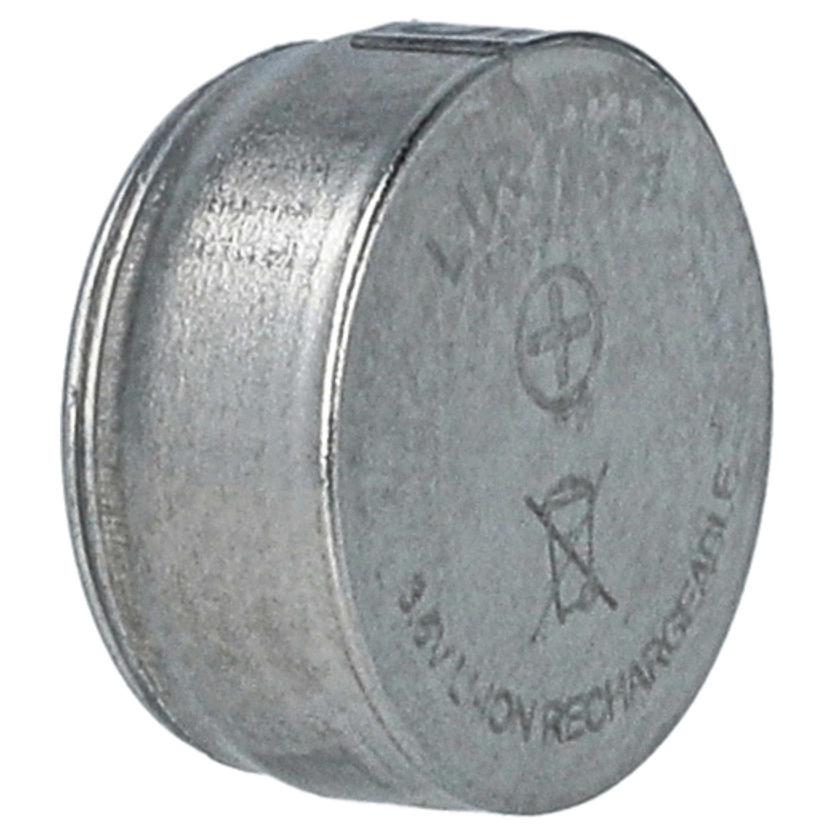 Eine silberne, zylindrische Batterie mit Text und Symbolen auf der Oberfläche. Sie hat eine kleine rechteckige Oberseite.