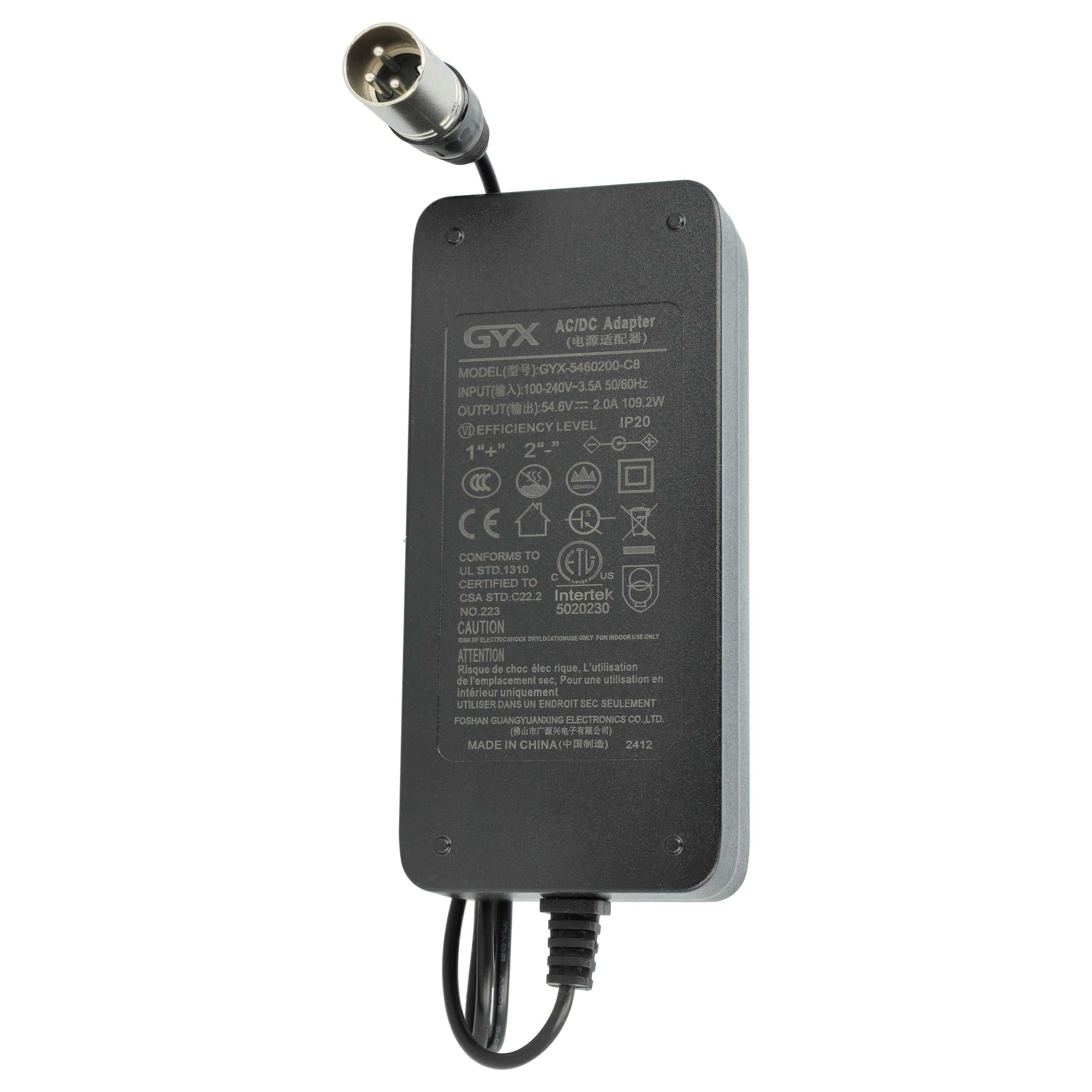 Schwarzer AC/DC-Adapter mit silbernem Stecker und schwarzem Kabel. Der Adapter hat weißen Text und ein Etikett.