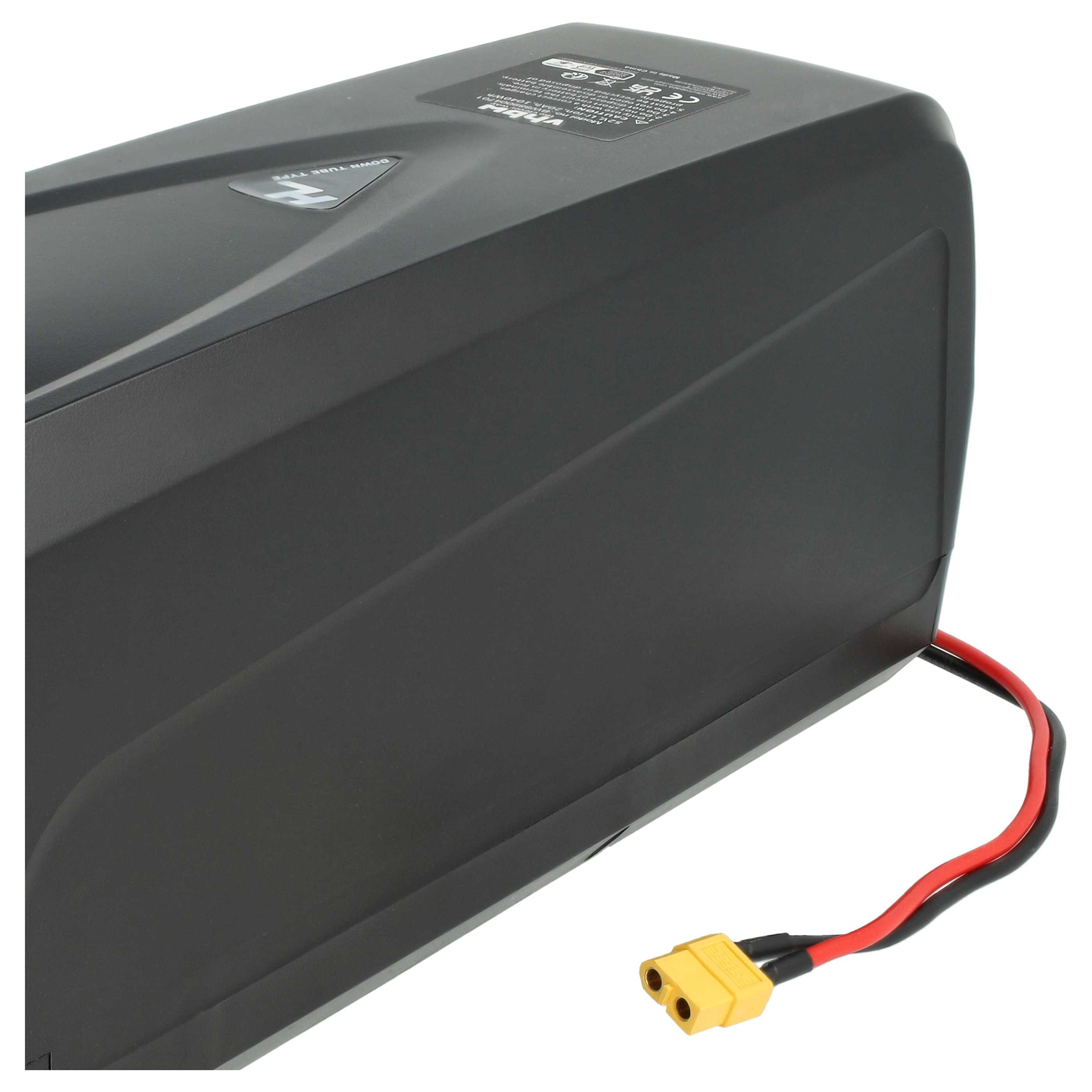 Ein schwarzes elektronisches Gerät mit Etikett und gelbem Stecker. Rote und schwarze Drähte sind verbunden.