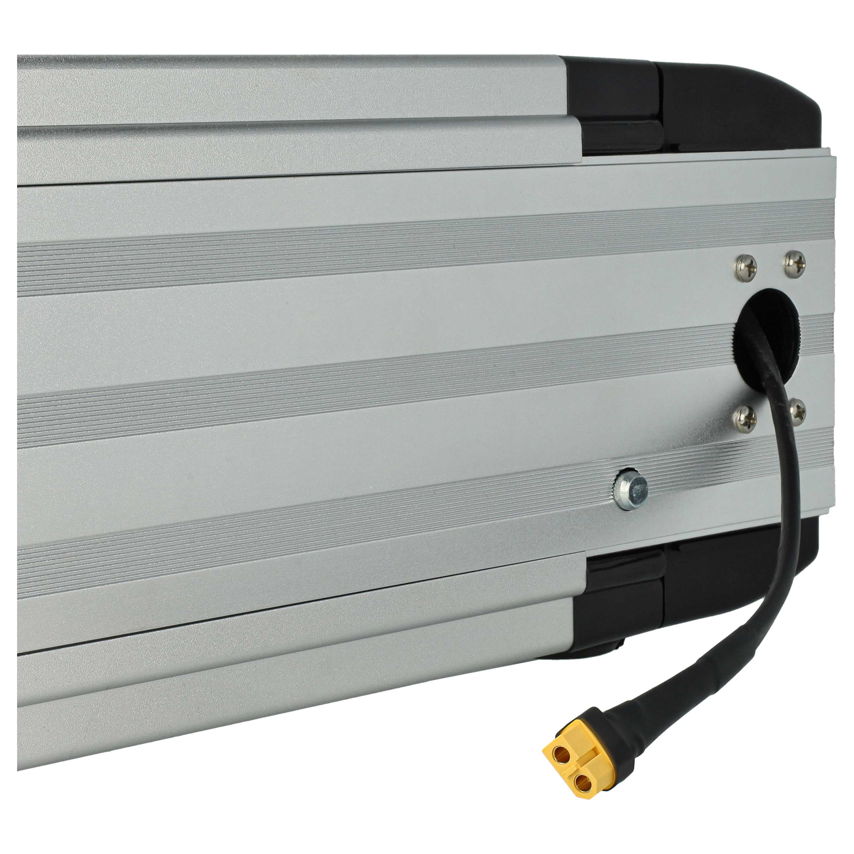 Silbernes Metallbatteriegehäuse mit schwarzen Akzenten. Ein schwarzes Kabel mit gelbem Stecker ist eingesteckt.