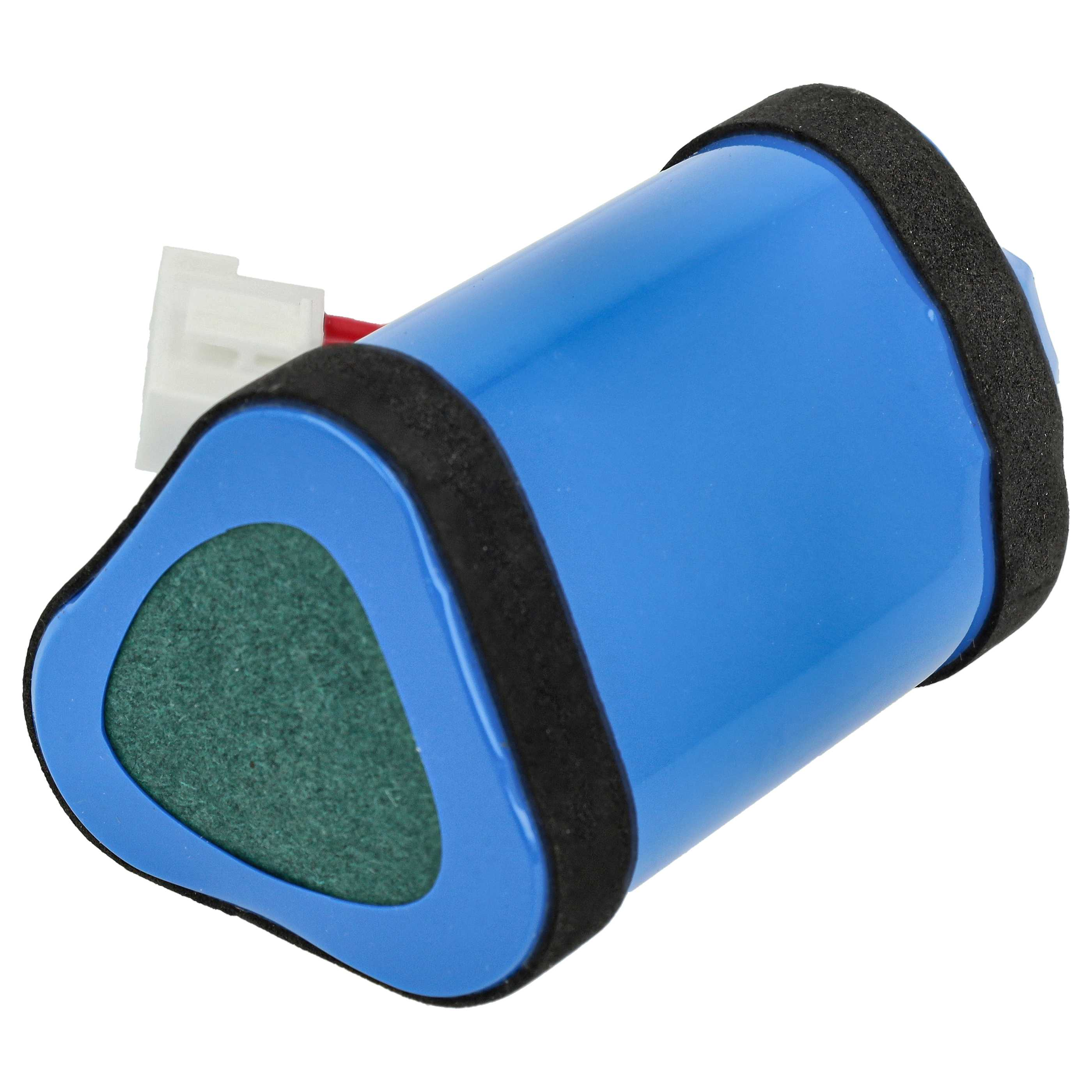 Ein blauer Akku mit einem grünen Pad an einem Ende, einem schwarzen Rand und einem weißen Stecker.
