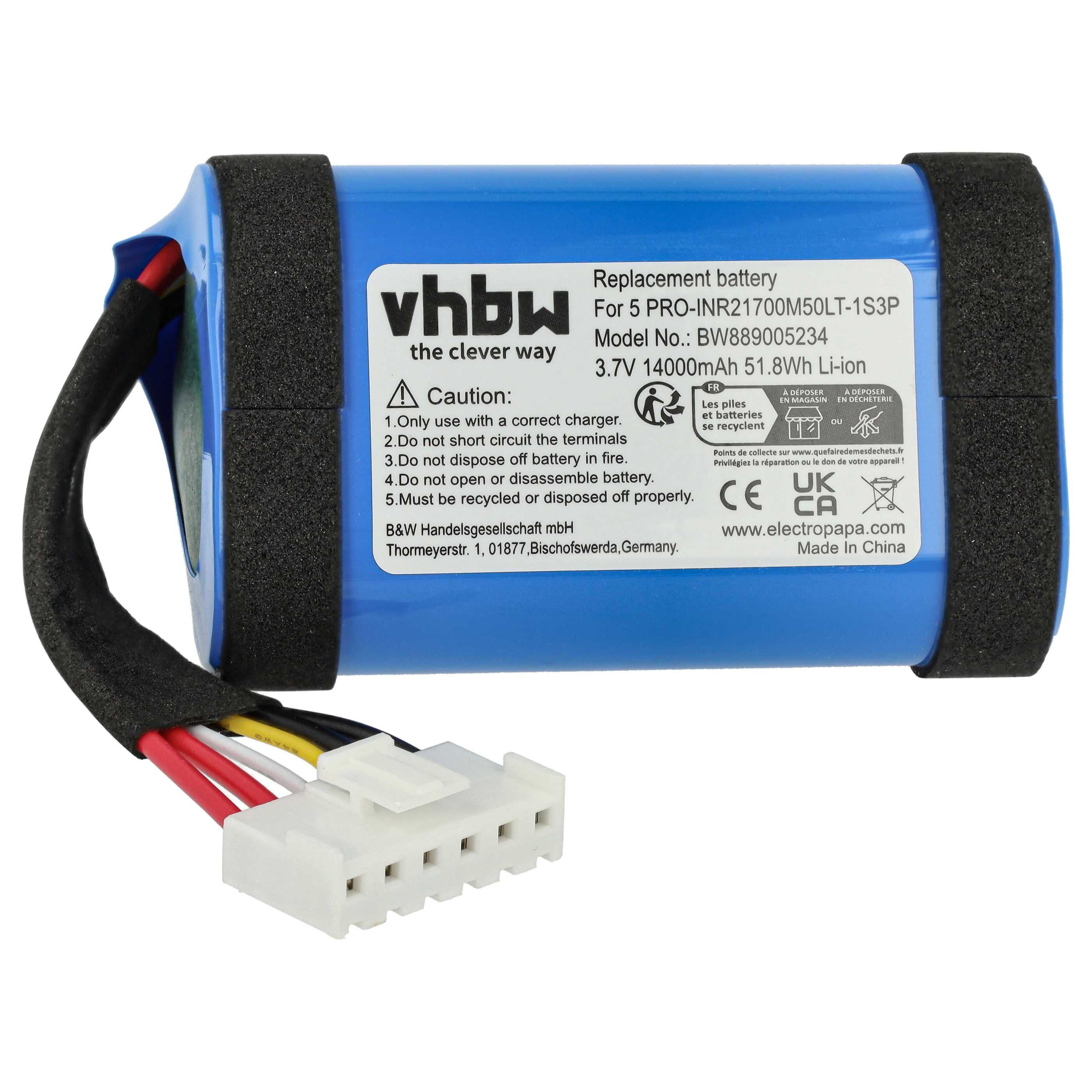 Ein blauer Akku mit schwarzen Schaumstoffstreifen und einem weißen Stecker. Etiketten enthalten Vorsicht, Spannung und Recyclingsymbole.