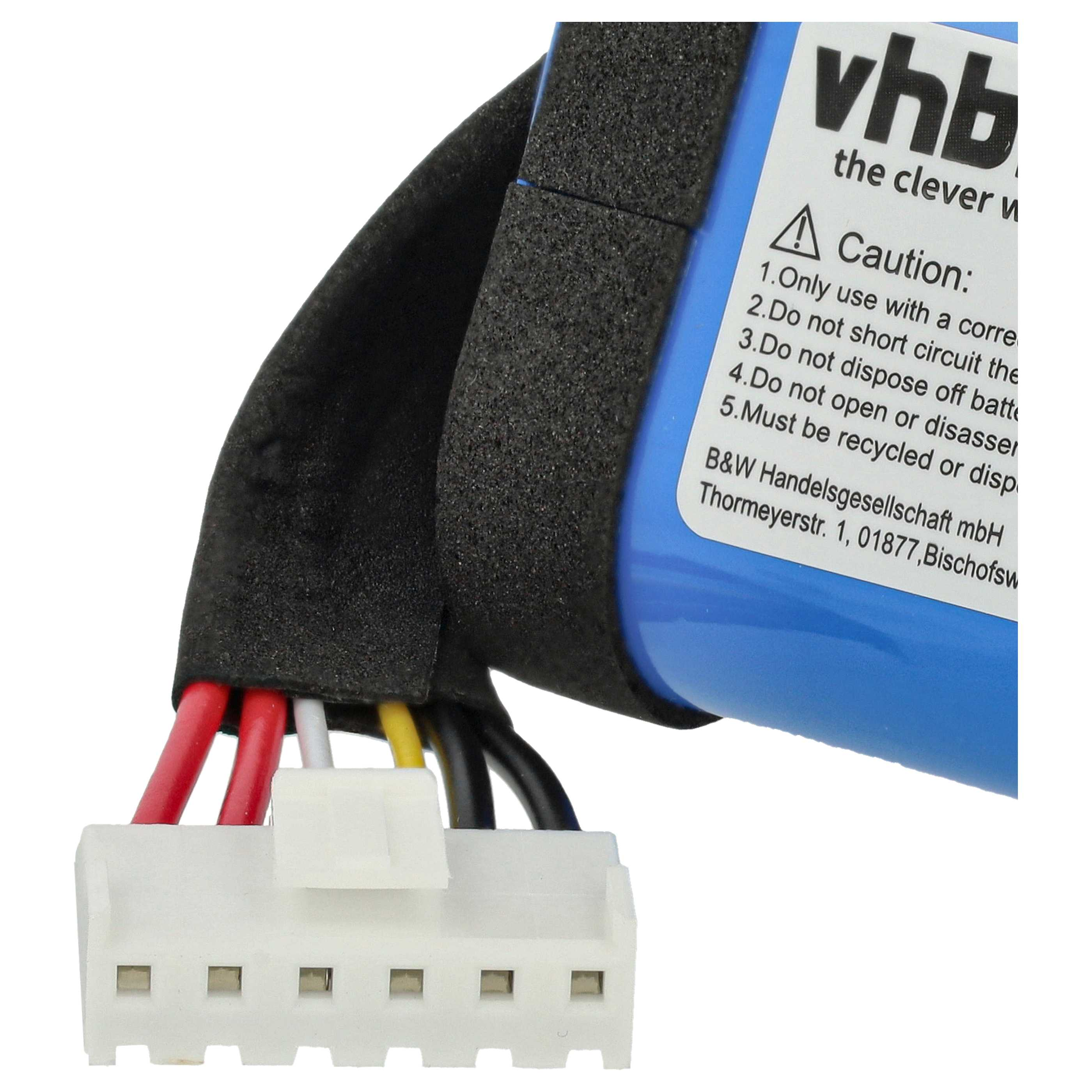 Nahaufnahme eines Akkupacks mit Stecker, blauem Gehäuse und Warnhinweis. Drähte sind rot, weiß, gelb und schwarz. Schaumstoffisolierung.