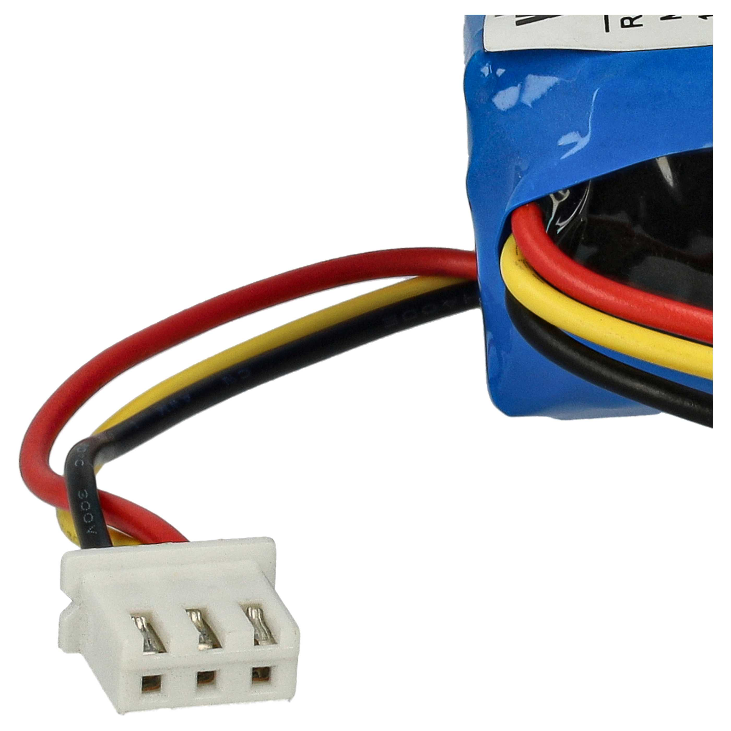 Nahaufnahme eines Akkupacks mit roten, gelben und schwarzen Drähten, die mit einem weißen Stecker verbunden sind. Blaues Klebeband umwickelt die Batterie.