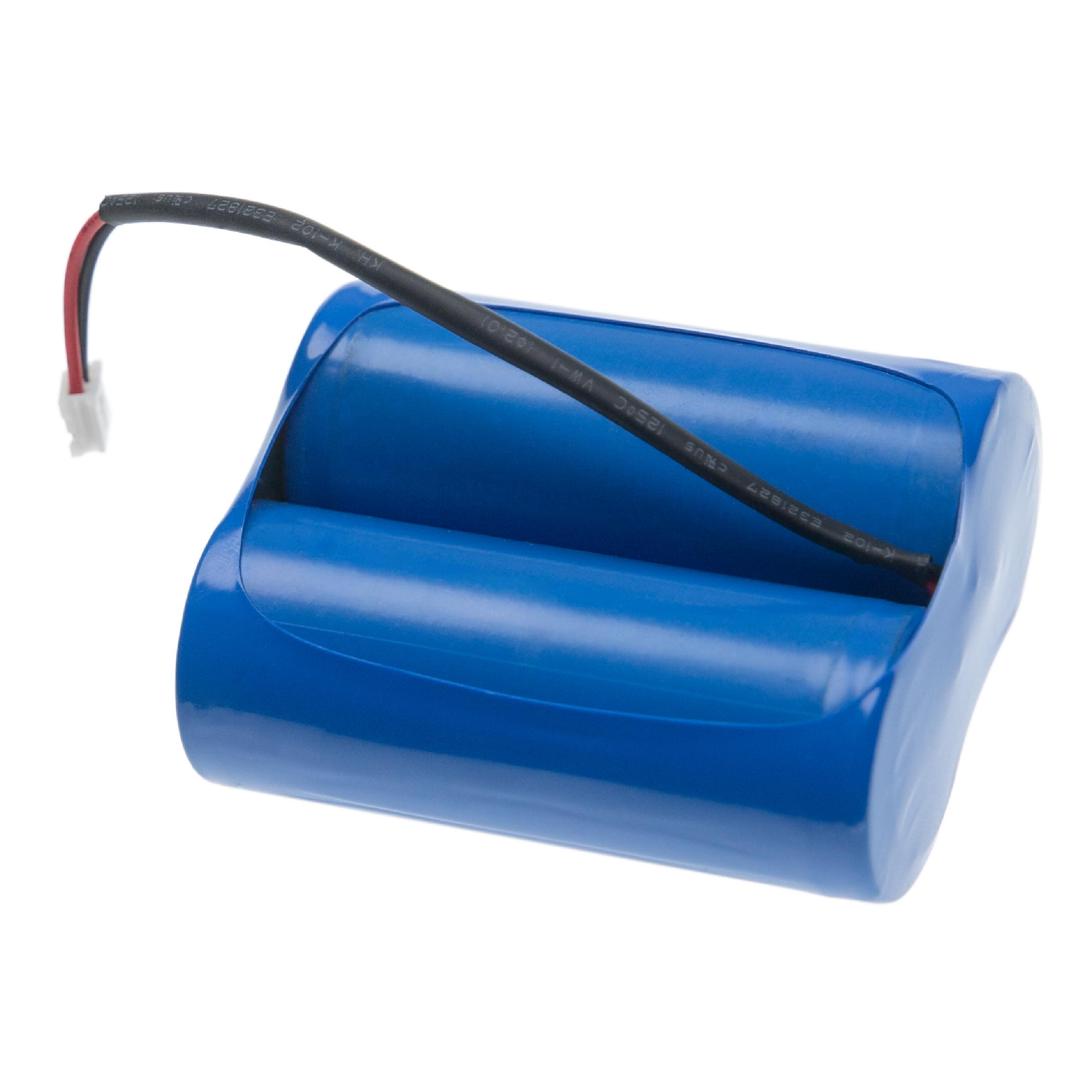 Ein blaues Batteriepack mit einem schwarzen Draht und einem weißen Stecker auf weißem Hintergrund.