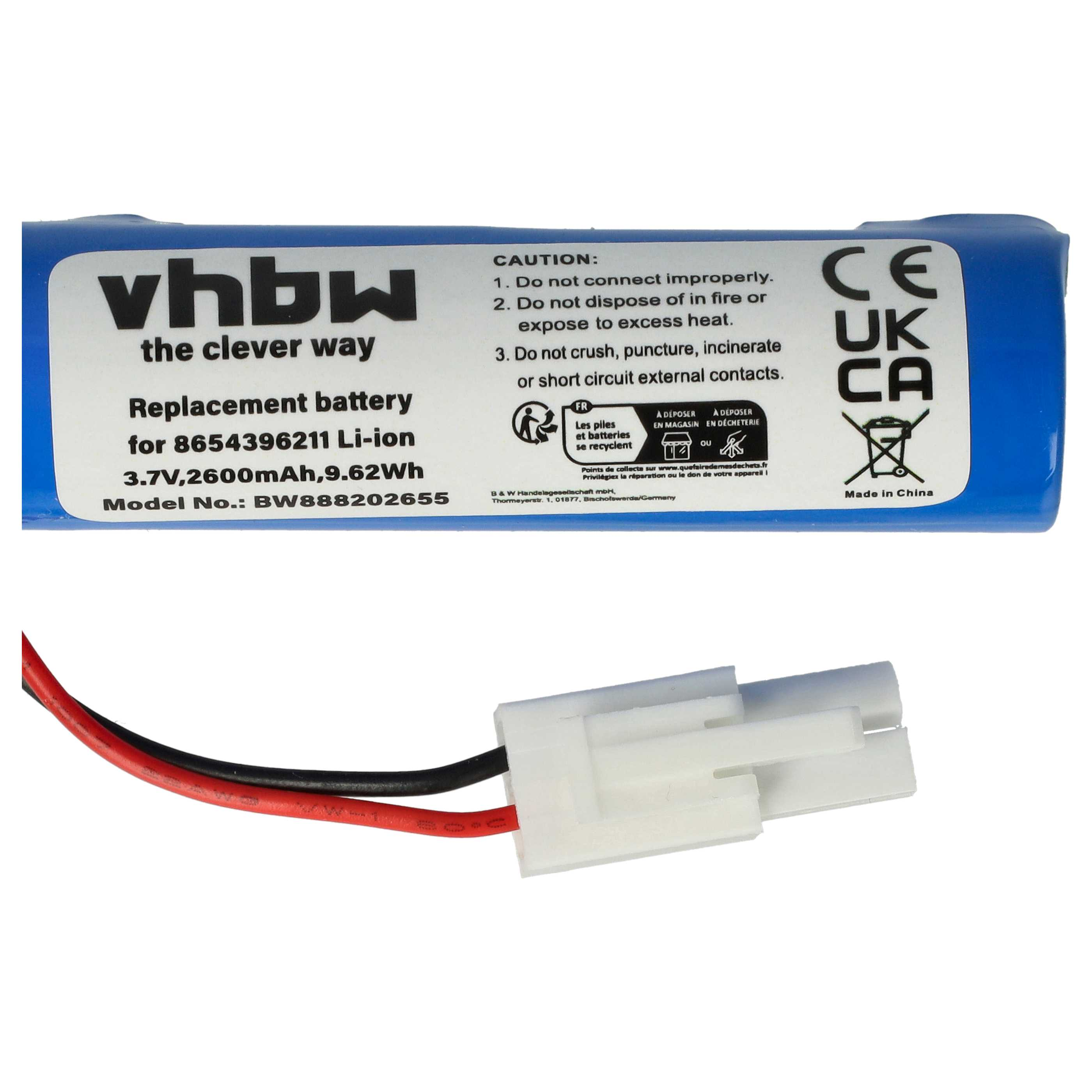 Eine blaue Batterie mit Text, ein weißer Stecker und rote und schwarze Drähte sind vor weißem Hintergrund zu sehen.