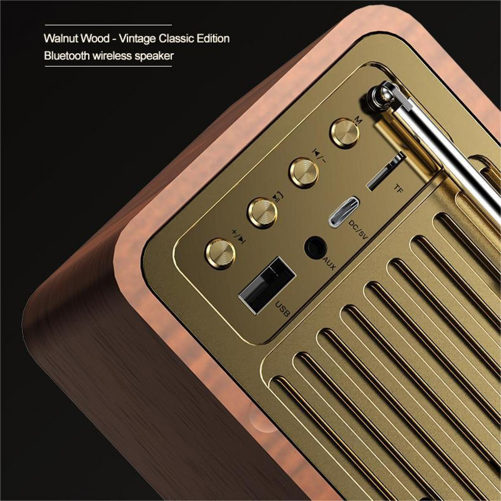 Ein Vintage-Holzlautsprecher mit Messingdetails. Es hat Knöpfe, einen USB-Anschluss und eine Radioantenne.
