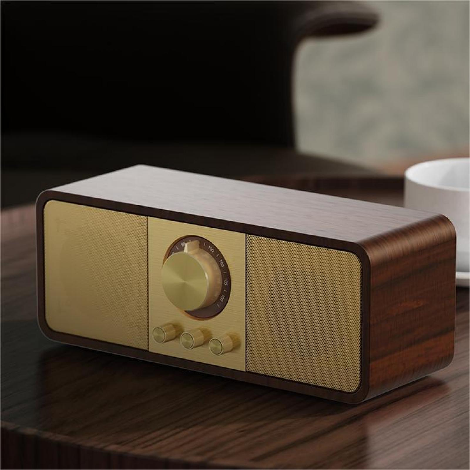 Ein hölzernes Retro-Radio mit goldenen Lautsprecherabdeckungen und Bedienknöpfen. Es steht auf einem Holztisch mit einer weißen Tasse.