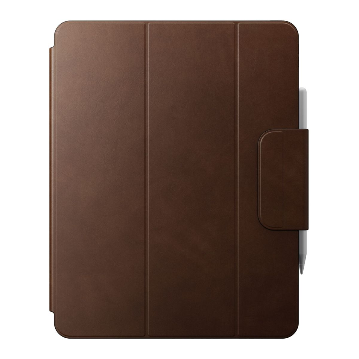 Eine braune Leder-iPad-Hülle mit Falt-Design. Ein Stift wird in einen Halter auf der rechten Seite gesteckt.