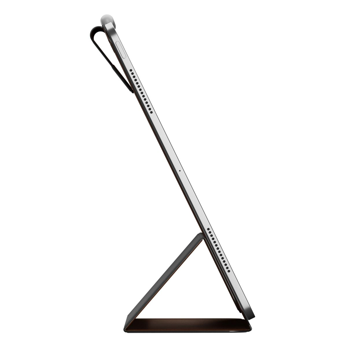 Ein silbernes Tablet wird von einer dunkelbraunen Hülle gehalten. Ein Stift ist oben angebracht. Weißer Hintergrund.