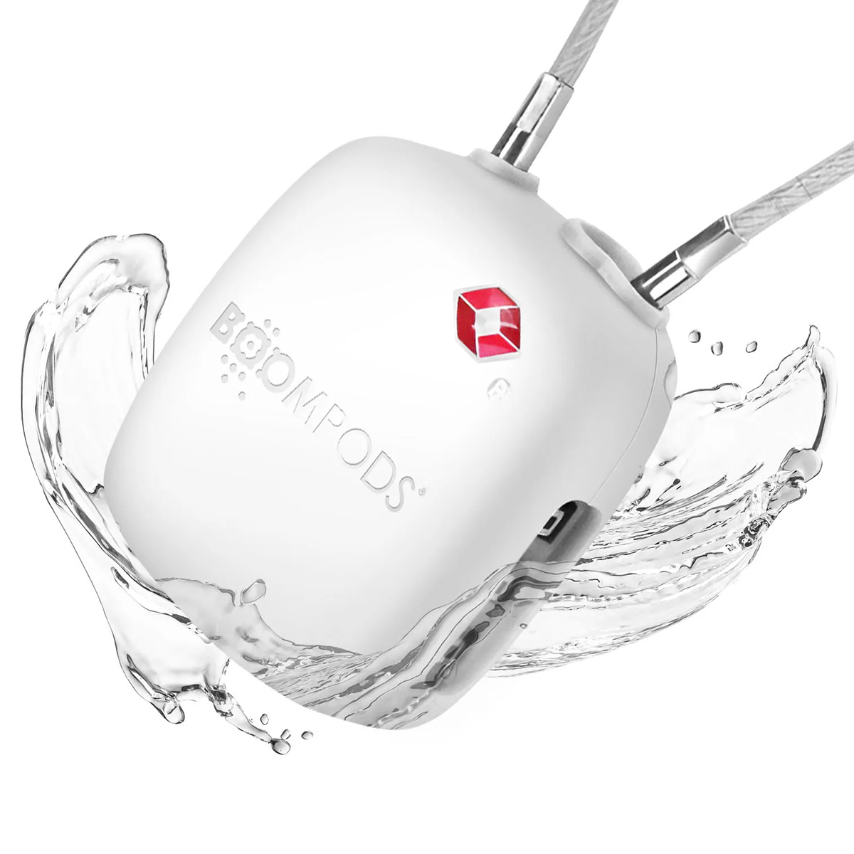Dispositivo Boompods bianco con logo rosso, effetto spruzzo d'acqua. Due cavi argentati si estendono dal dispositivo.