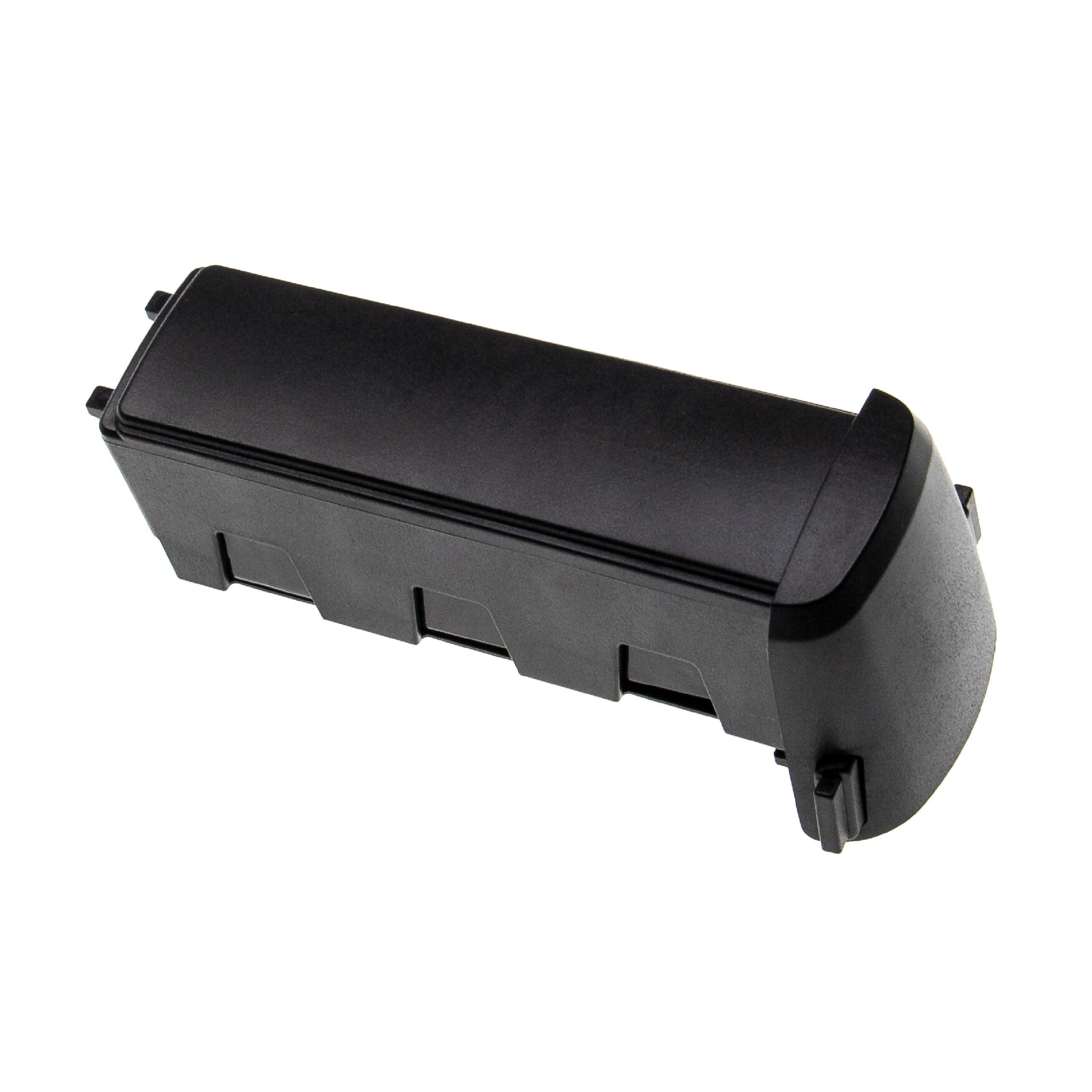 Ein schwarzes rechteckiges Objekt, möglicherweise ein Batteriegehäuse, auf weißem Hintergrund. Es hat ein gebogenes Ende und Schlitze.