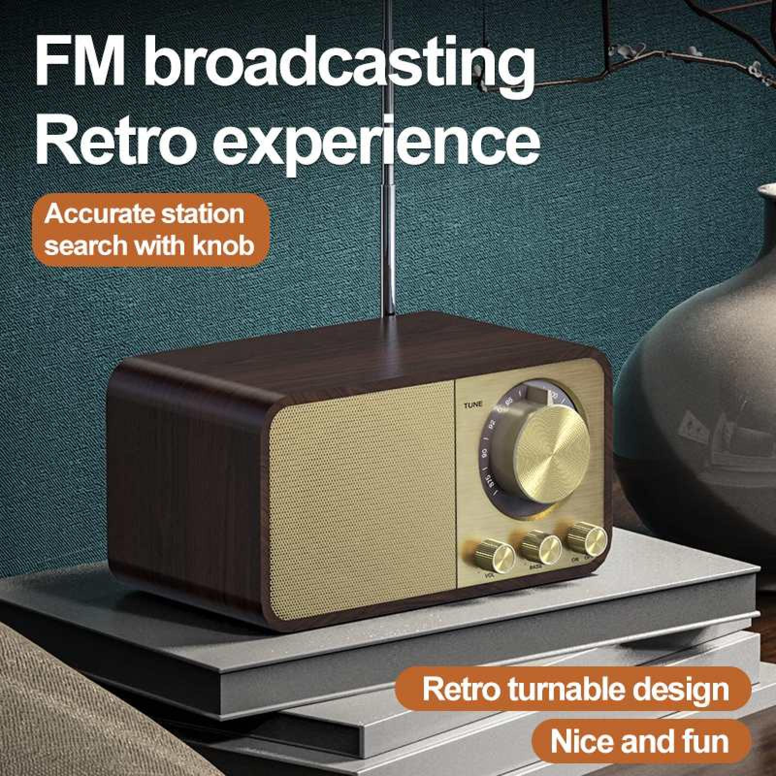 Ein Retro-Radio mit Holzverkleidung, Messingknöpfen und Antenne. Es steht auf einem Bücherstapel, mit Textüberlagerung.
