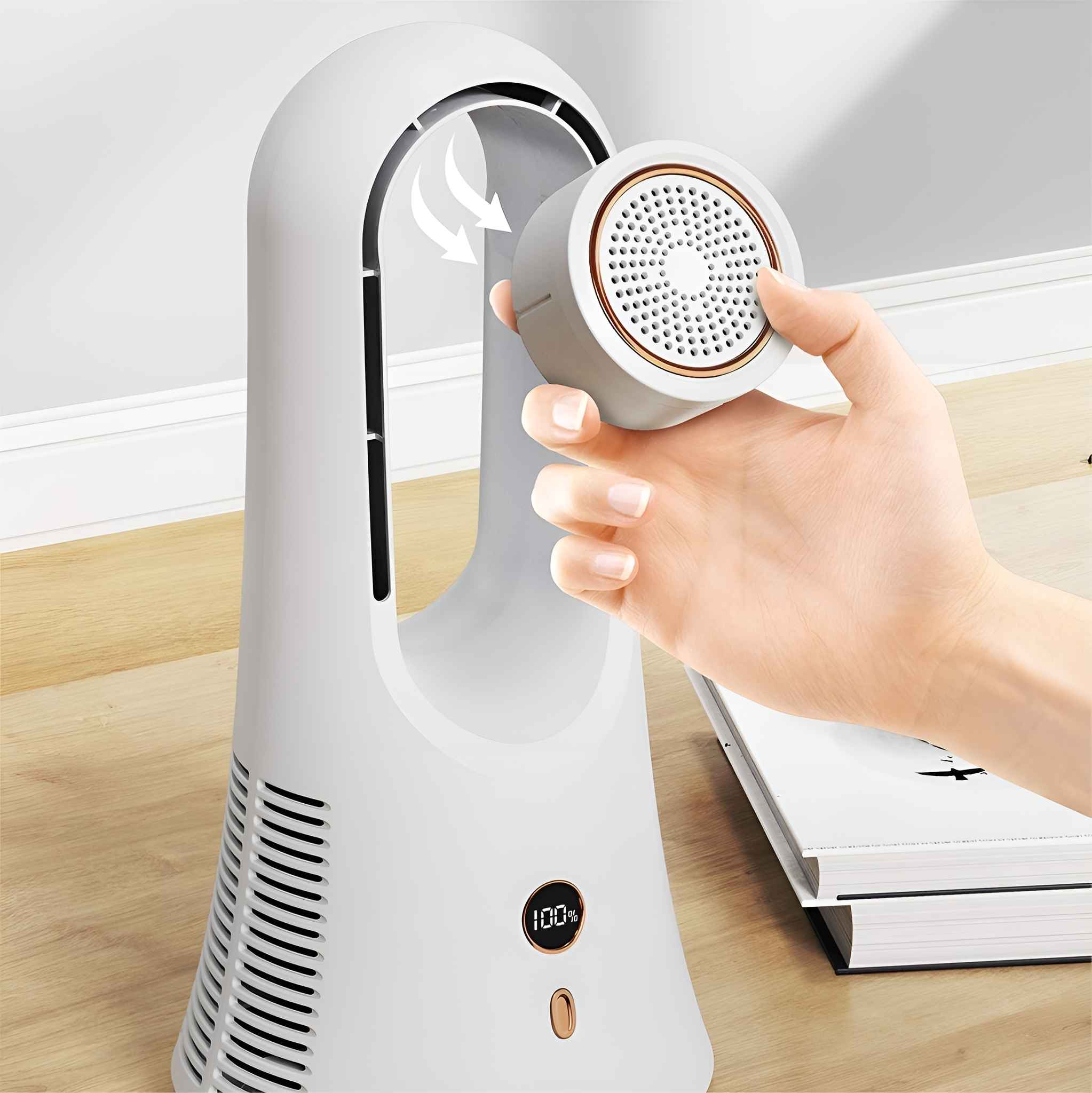 Eine Hand hält einen Fusselentferner über einem weißen Ventilator. Der Ventilator hat ein Display mit 100%.
