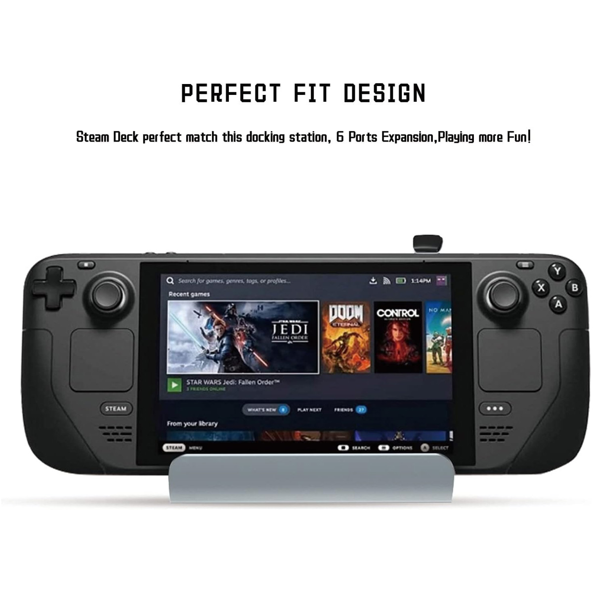 Eine schwarze Steam Deck-Konsole dockt in einer silbernen Basis an. Der Bildschirm zeigt Spieletitel. Text oben lautet 'Perfect Fit Design'.