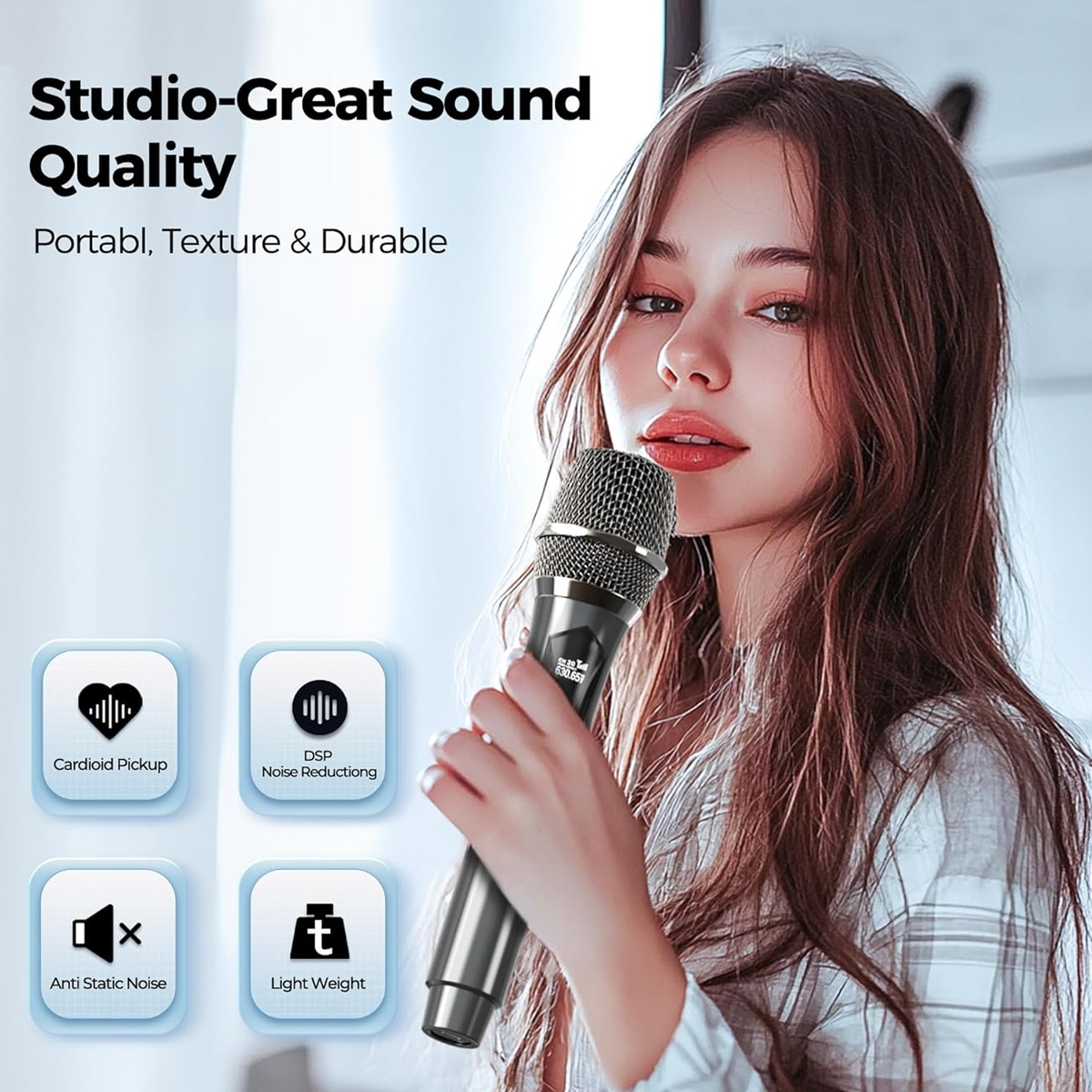 Eine junge Frau hält ein Mikrofon und bewirbt Studio-Soundqualität. Funktionen wie Nierencharakteristik und Rauschunterdrückung werden hervorgehoben.