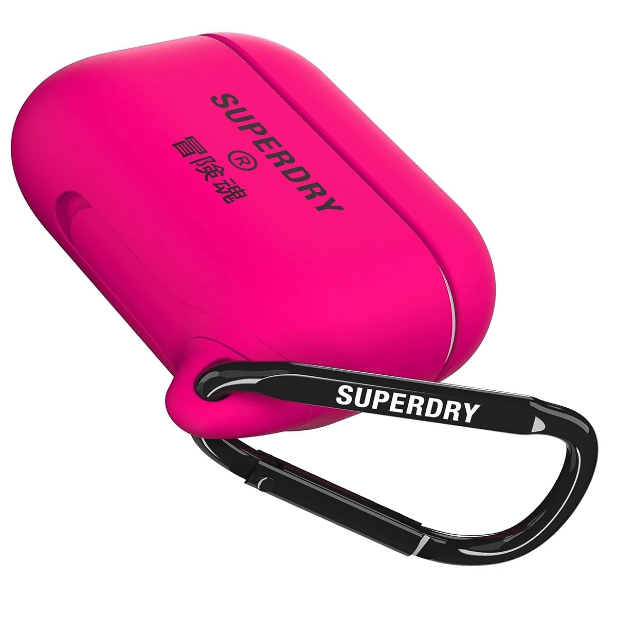 Una funda rosa Superdry AirPods con un mosquetón negro. La funda tiene el logo de Superdry y caracteres chinos. El mosquetón también tiene el logo.