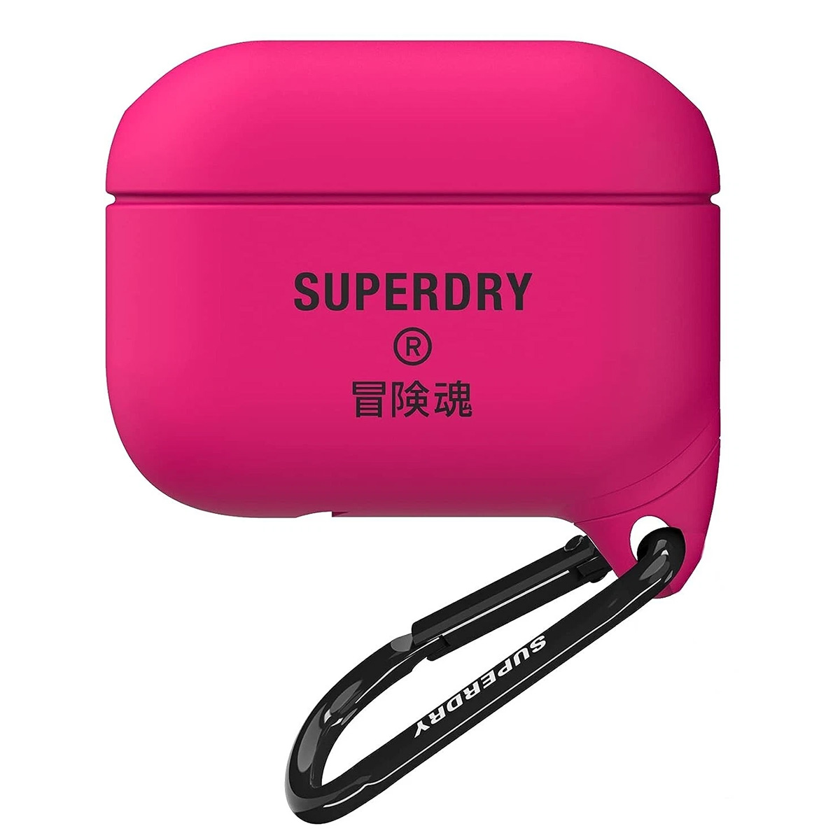 Un estuche rosa Superdry para AirPods con un mosquetón negro. El estuche tiene el logotipo de la marca y caracteres japoneses. Fondo blanco.