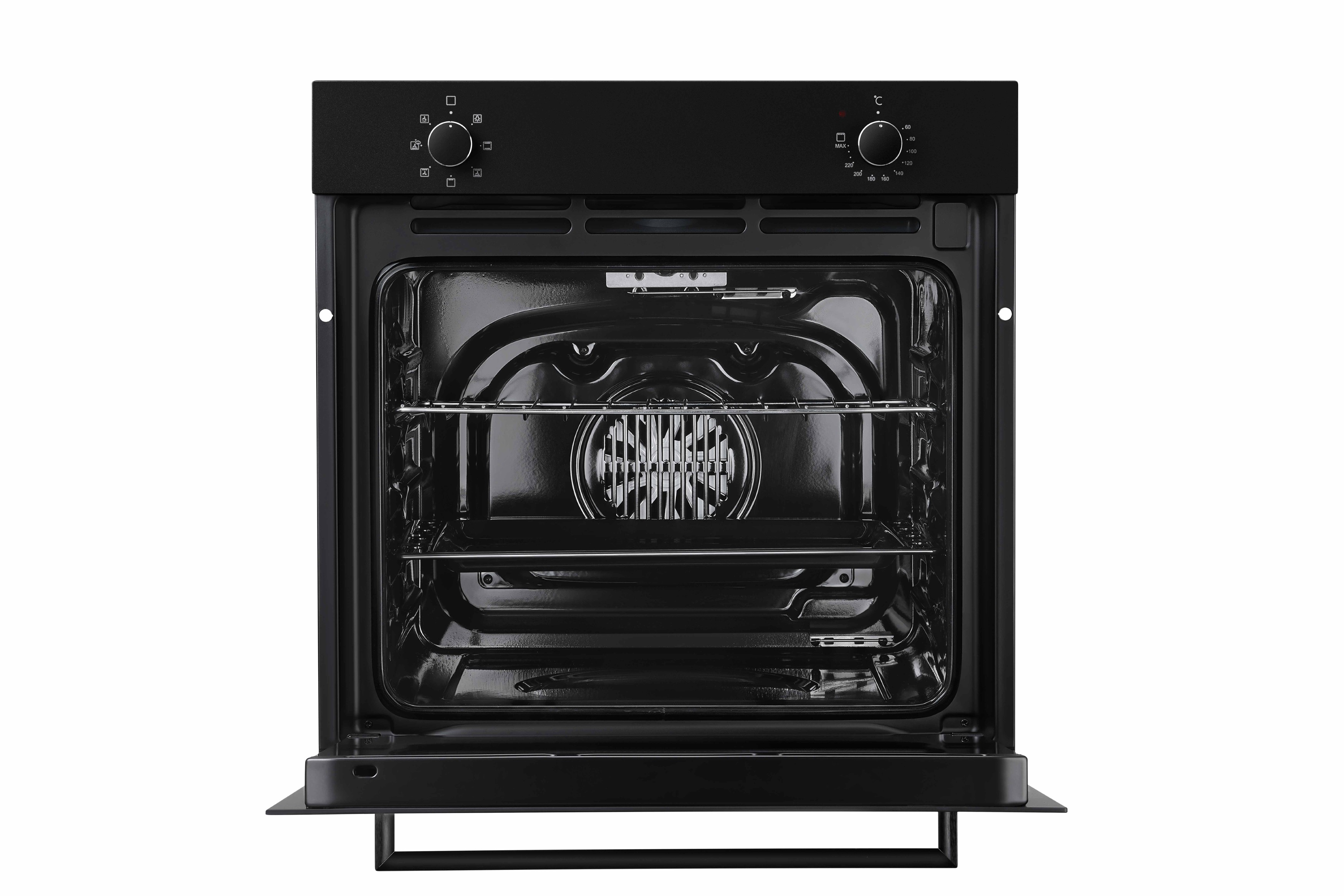 Een zwarte oven met een open deur. Binnenin bevinden zich twee roosters. Bovenop zitten temperatuurregelaars. Onderin een open deur met een handvat.