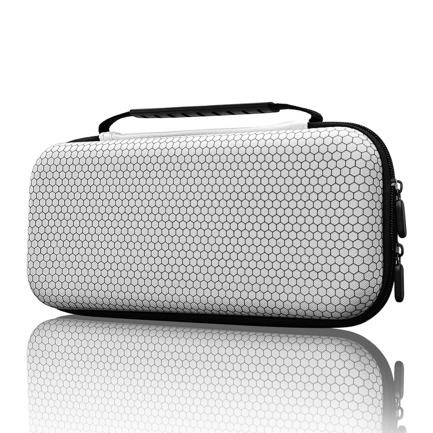 Una funda de transporte blanca y negra con patrón hexagonal, asa y cremallera negras, reflejada en una superficie blanca.
