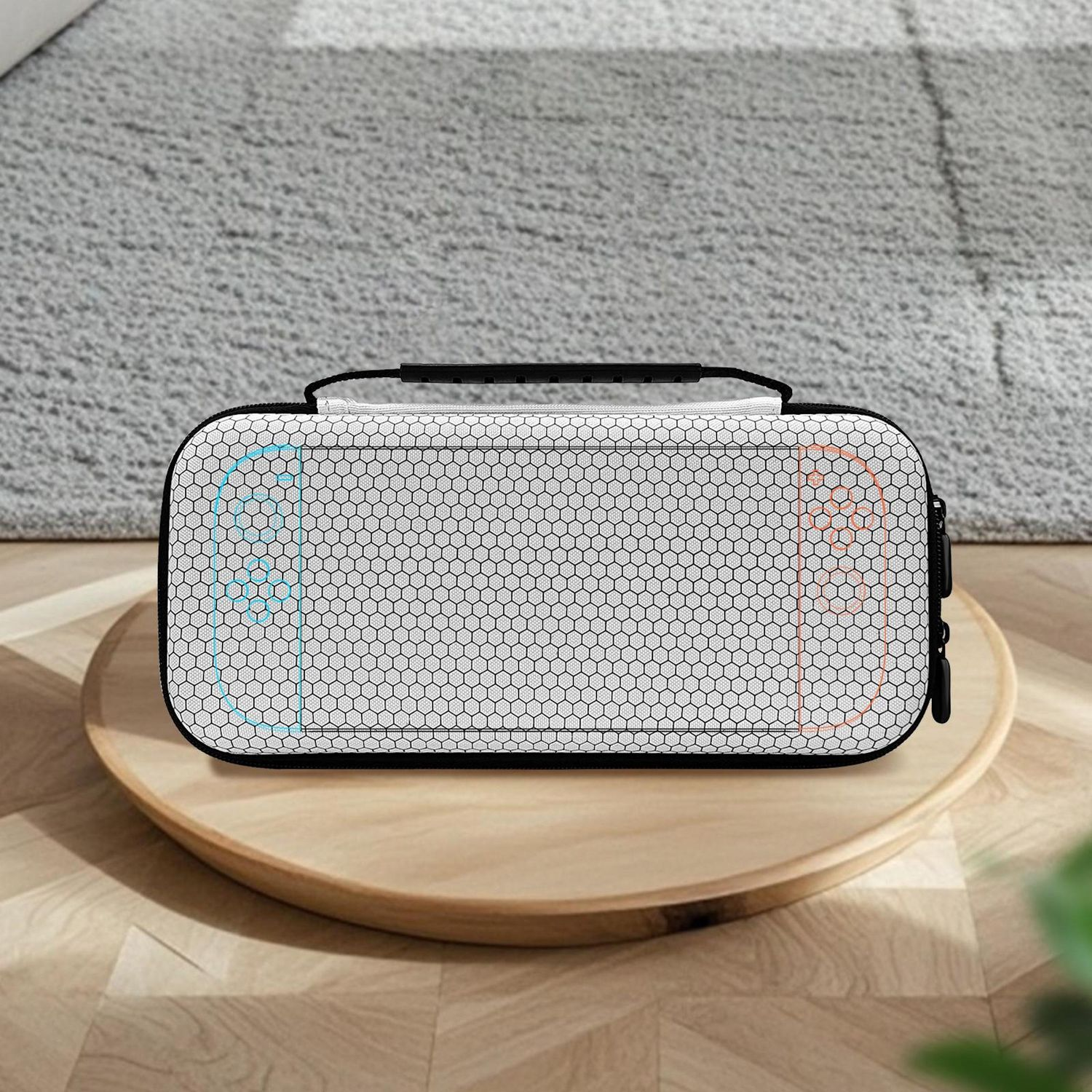 Una funda blanca con patrón hexagonal y detalles en azul y naranja, sobre una bandeja de madera. Tiene asa y cremallera negras.