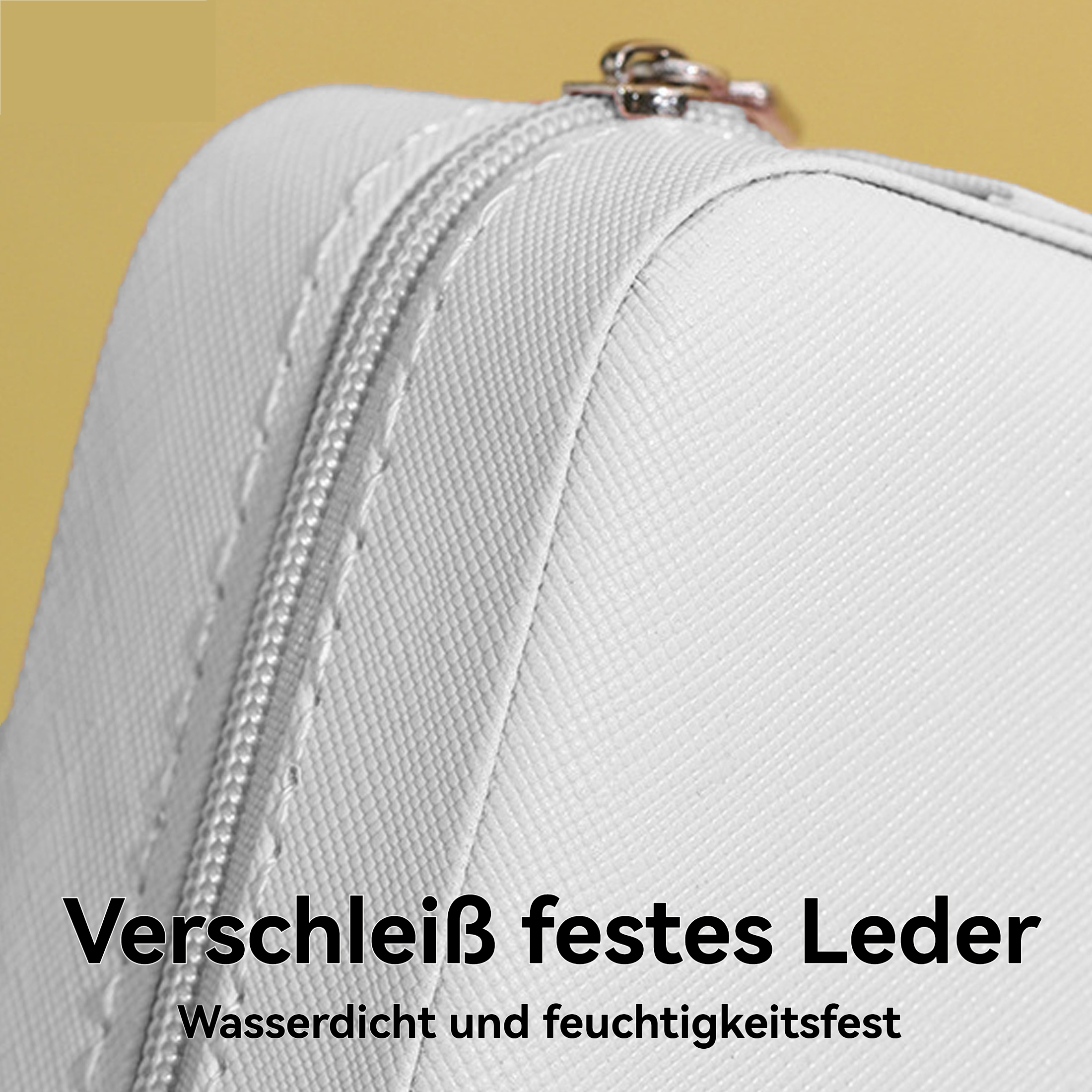Nahaufnahme einer weißen Kosmetiktasche mit Reißverschluss. Die Tasche hat eine strukturierte Oberfläche. Der Hintergrund ist gelb.