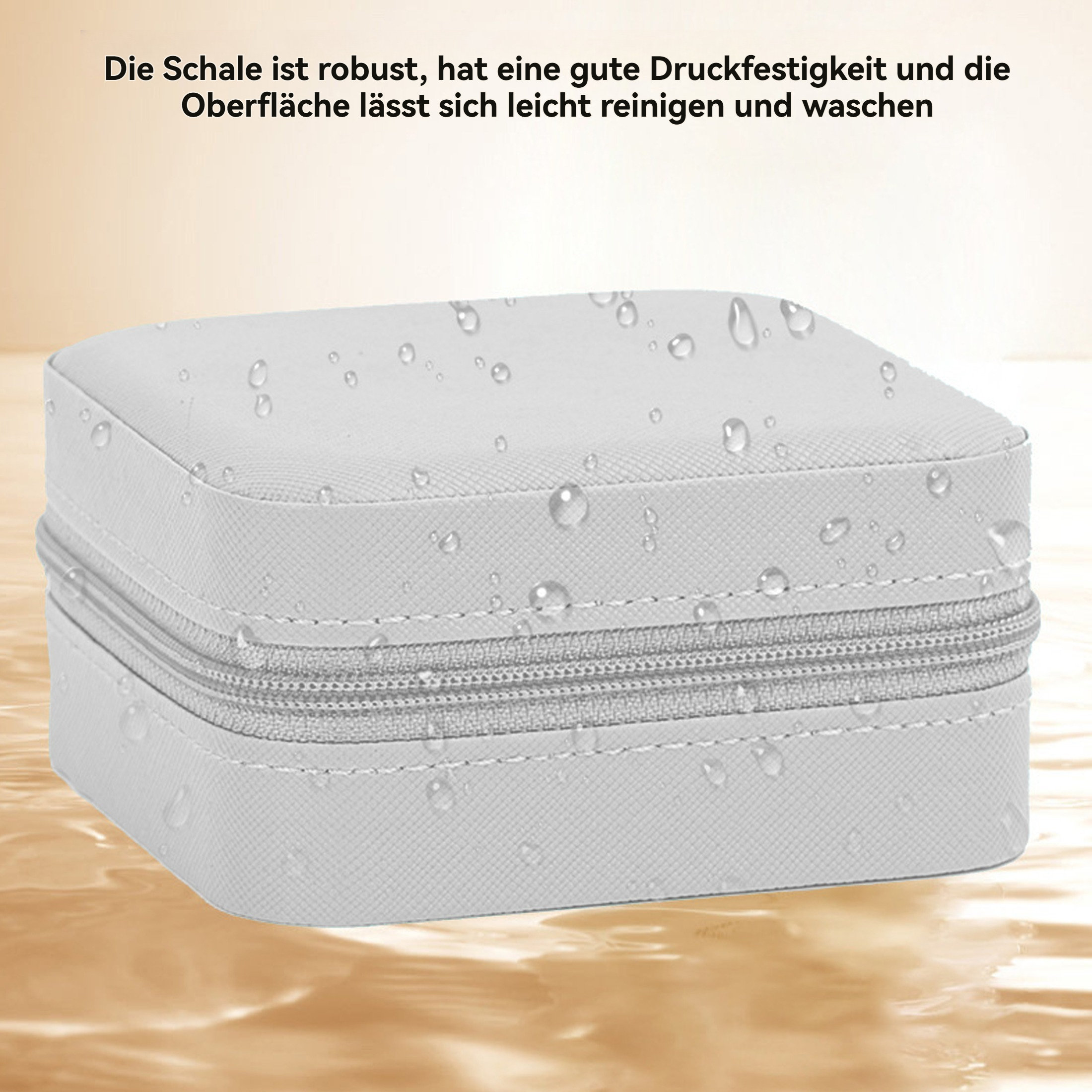 Eine weiße, quadratische Box mit Reißverschluss und Wassertropfen auf verschwommenem, goldenem Hintergrund.