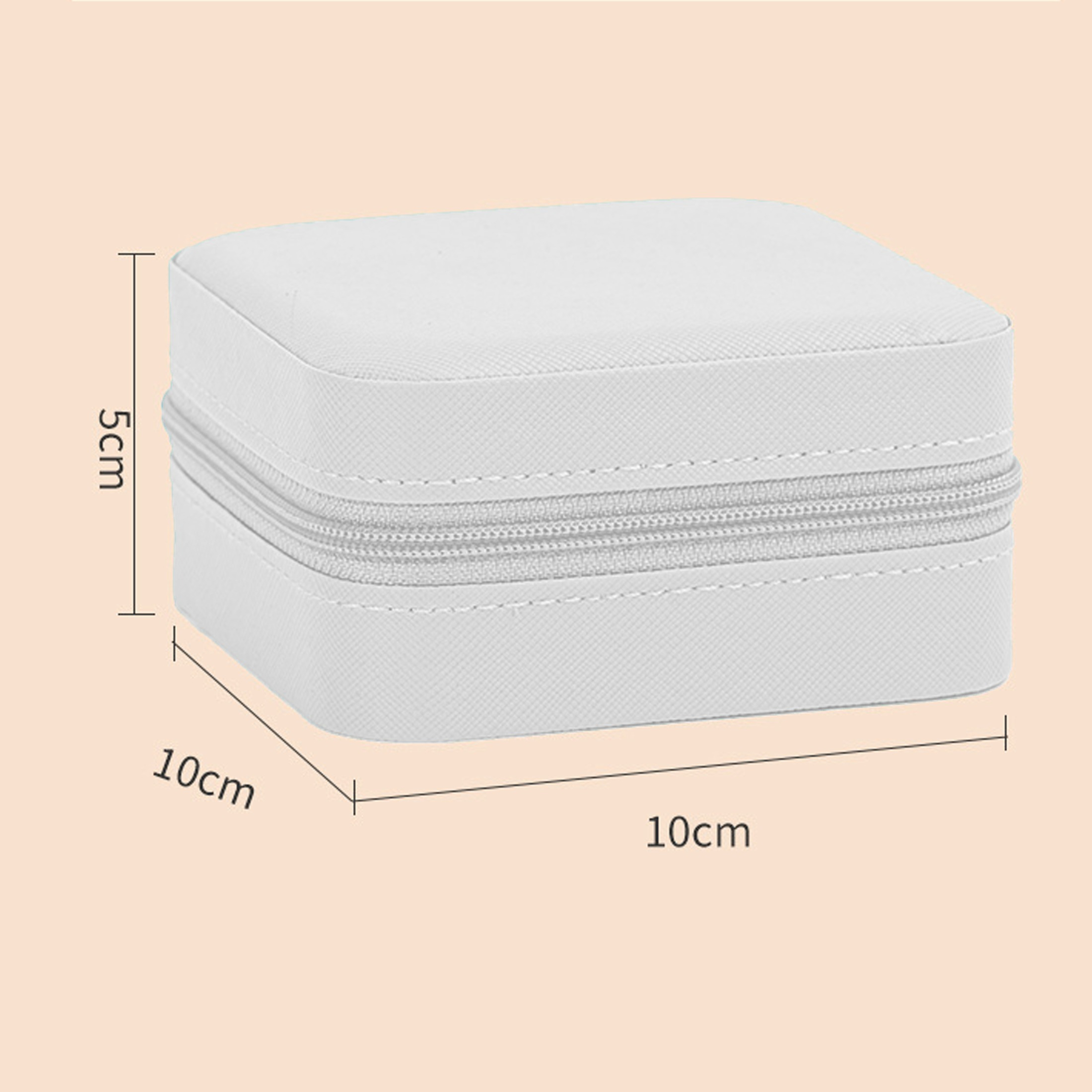 Eine weiße, quadratische Schmuckschatulle mit Reißverschluss. Abmessungen: 10 cm x 10 cm x 5 cm. Der Hintergrund ist hellpfirsichfarben.