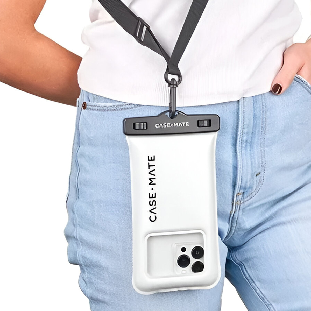 Una persona indossa una custodia bianca per telefono con cinturino. La custodia è bianca e dice 'CASE • MATE'. La persona indossa jeans e una camicia bianca.