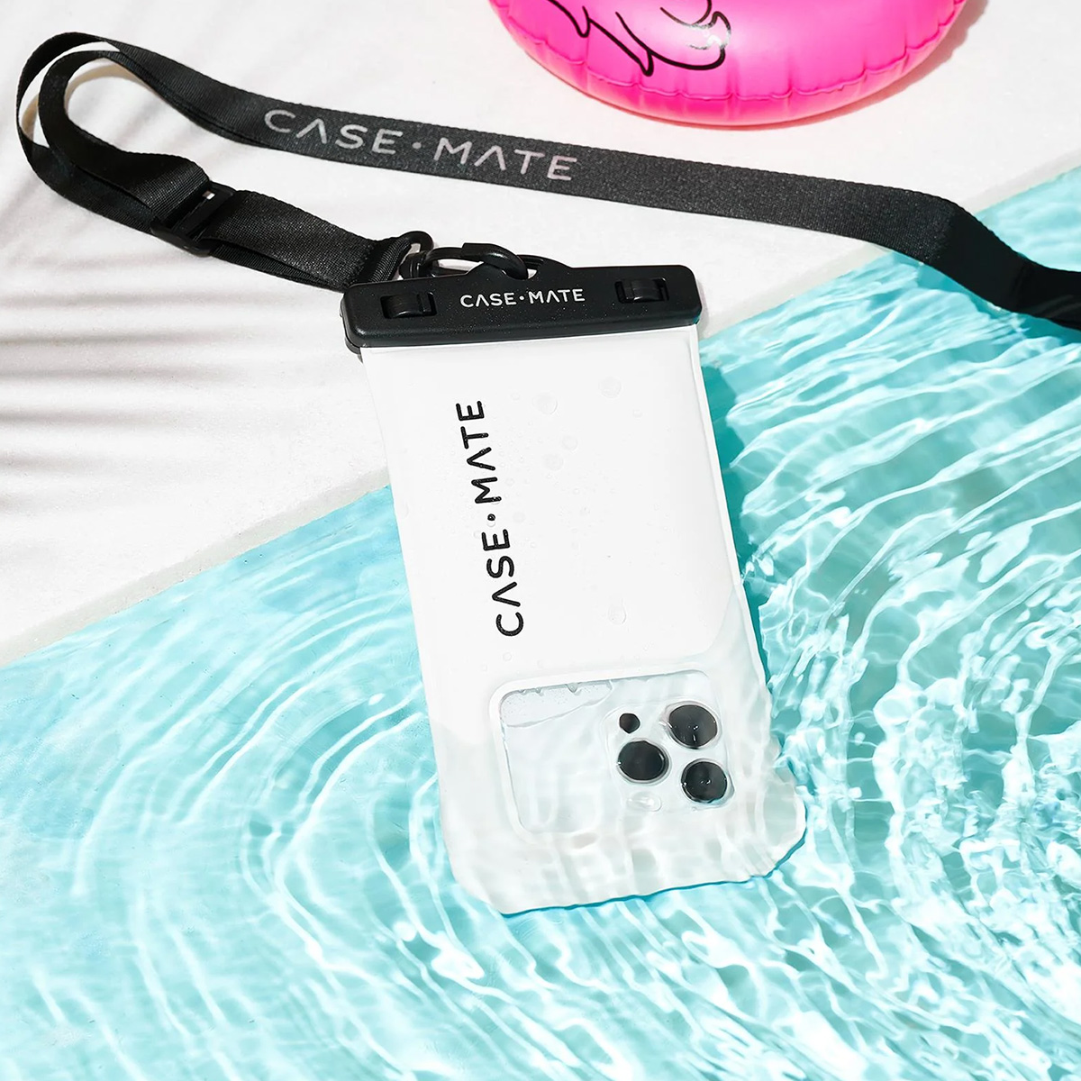 Custodia bianca Case-Mate nell'acqua, cinturino nero, gonfiabile rosa, acqua blu. Logo Case-Mate visibile.
