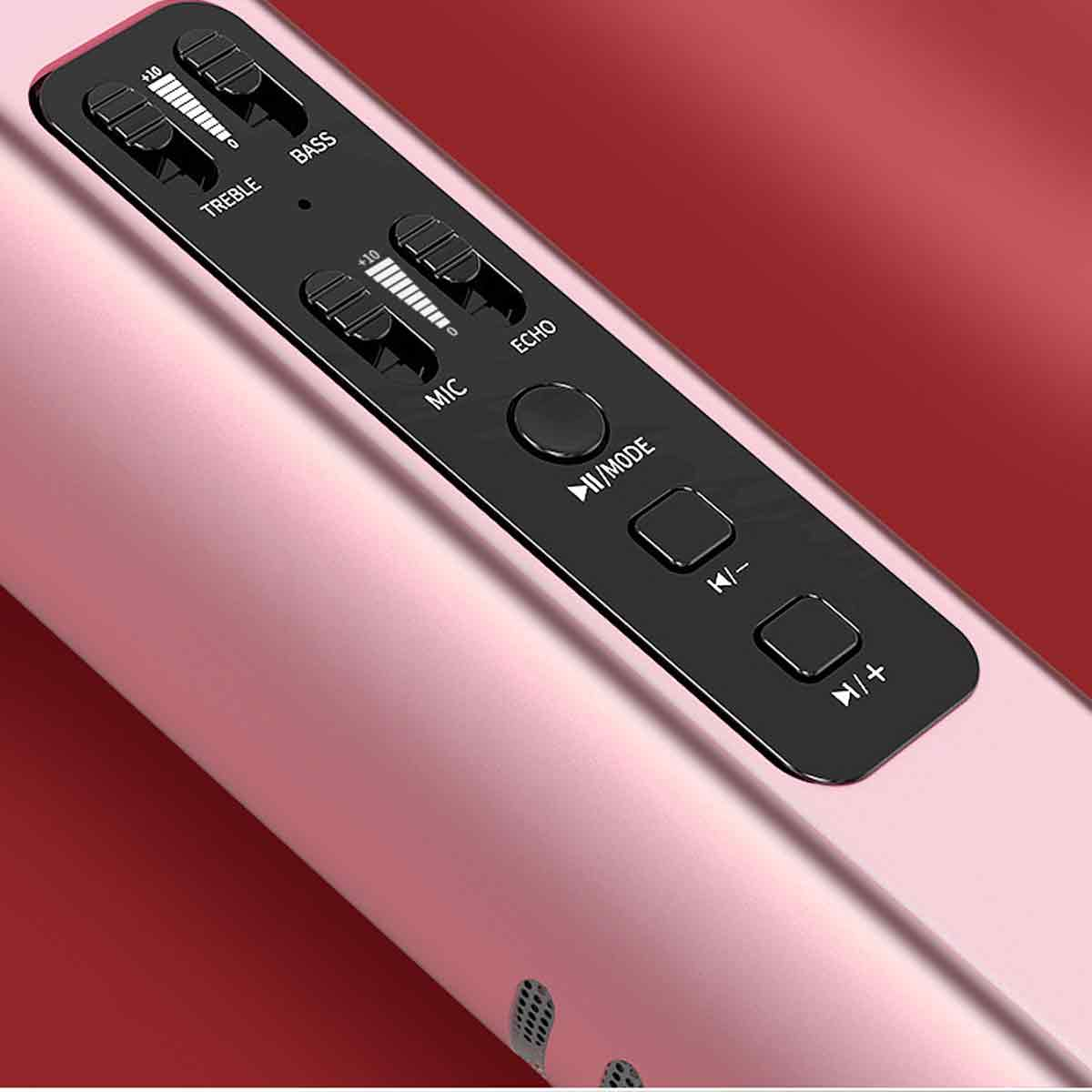Nahaufnahme eines pinkfarbenen Audiogeräts mit schwarzem Bedienfeld. Mit Reglern für Höhen, Bässe, Mikrofon, Echo und Tasten für Modus und Lautstärke.