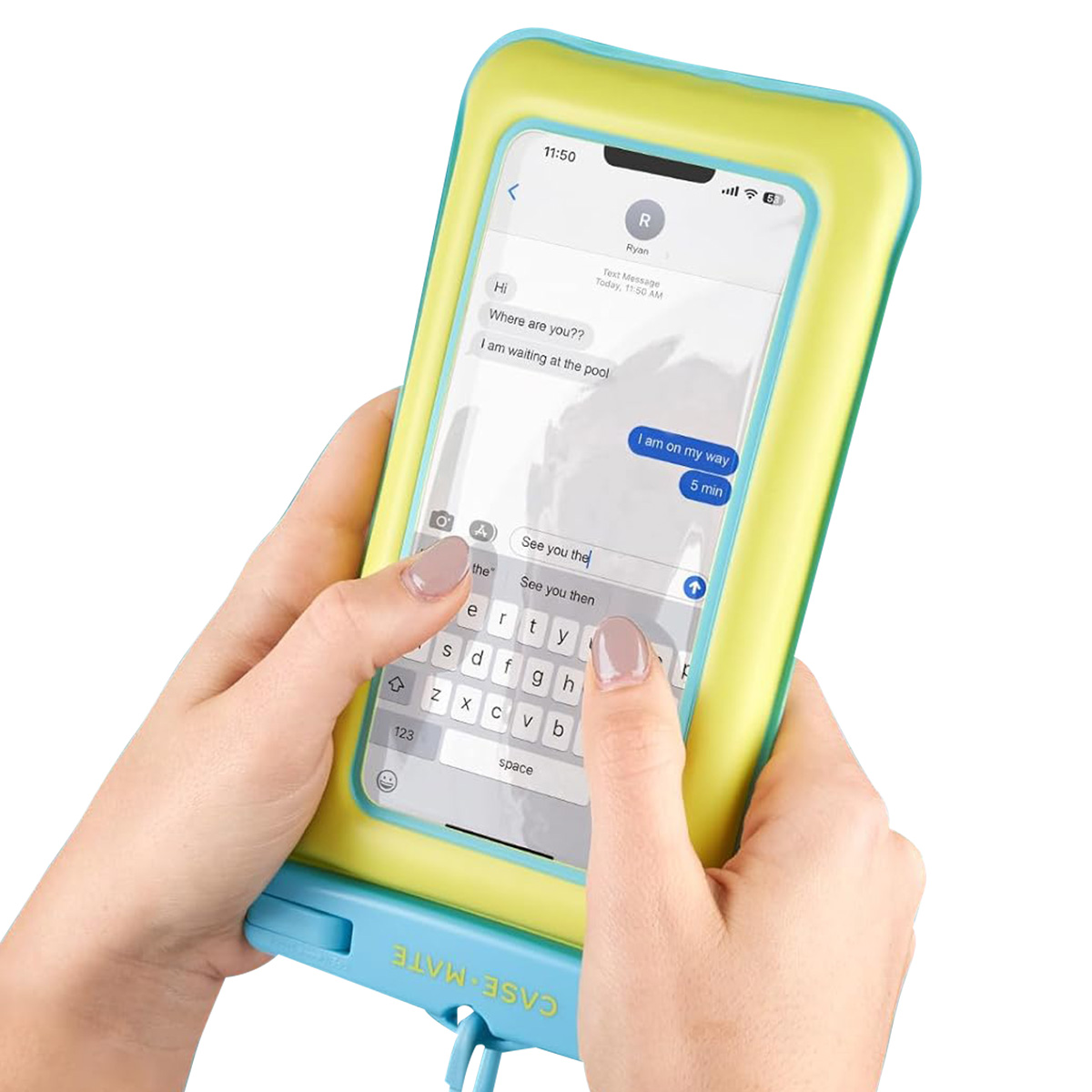 Mani che tengono un telefono in una custodia impermeabile giallo-blu. Lo schermo mostra una conversazione di testo, l'utente sta digitando una risposta.