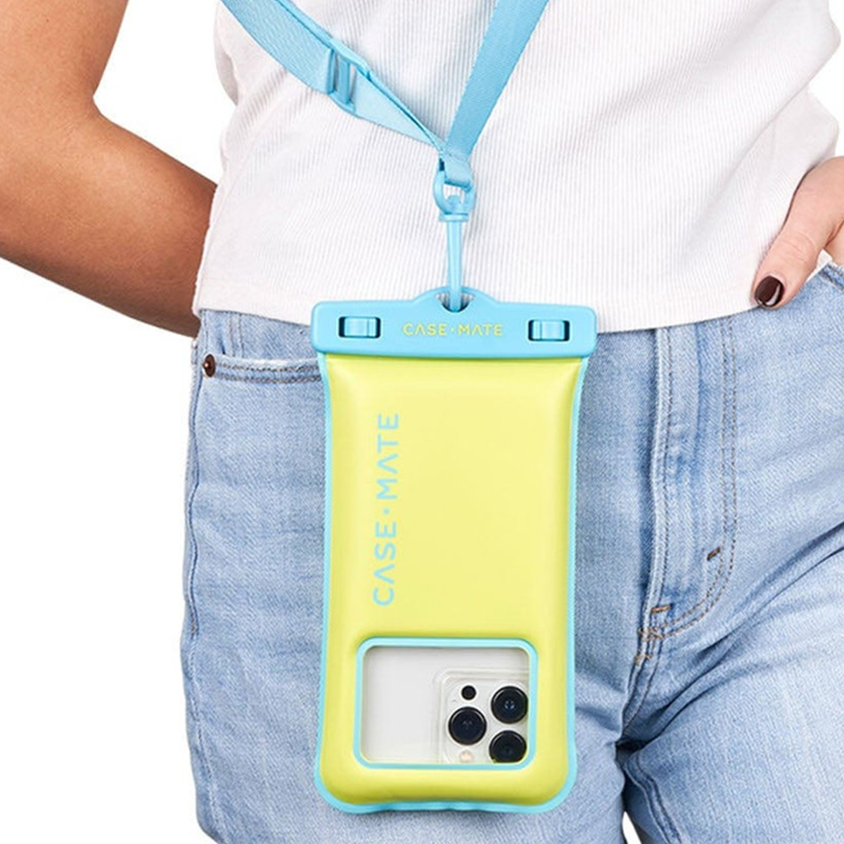Una persona indossa una custodia per telefono gialla e blu con un cordino blu. La custodia è intorno alla vita. La persona indossa i jeans.