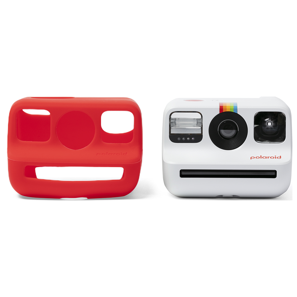 Auf weißem Hintergrund befinden sich eine rote Kamerahülle und eine weiße Polaroid-Kamera. Die Kamera hat einen Regenbogenstreifen und ein schwarzes Objektiv.