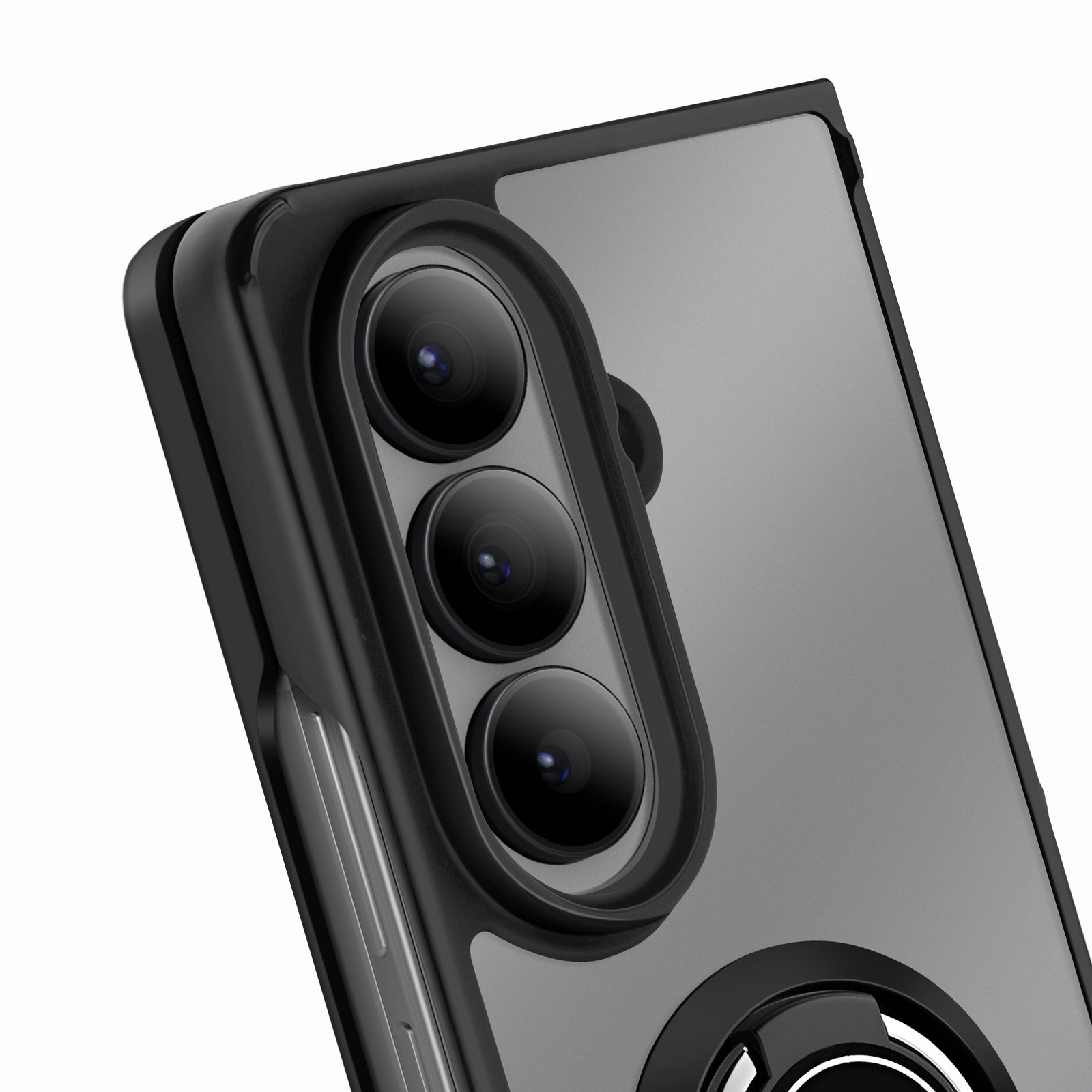 Gros plan d'un smartphone avec trois lentilles. Le téléphone a un étui noir avec un support de bague. L'arrière-plan est blanc.