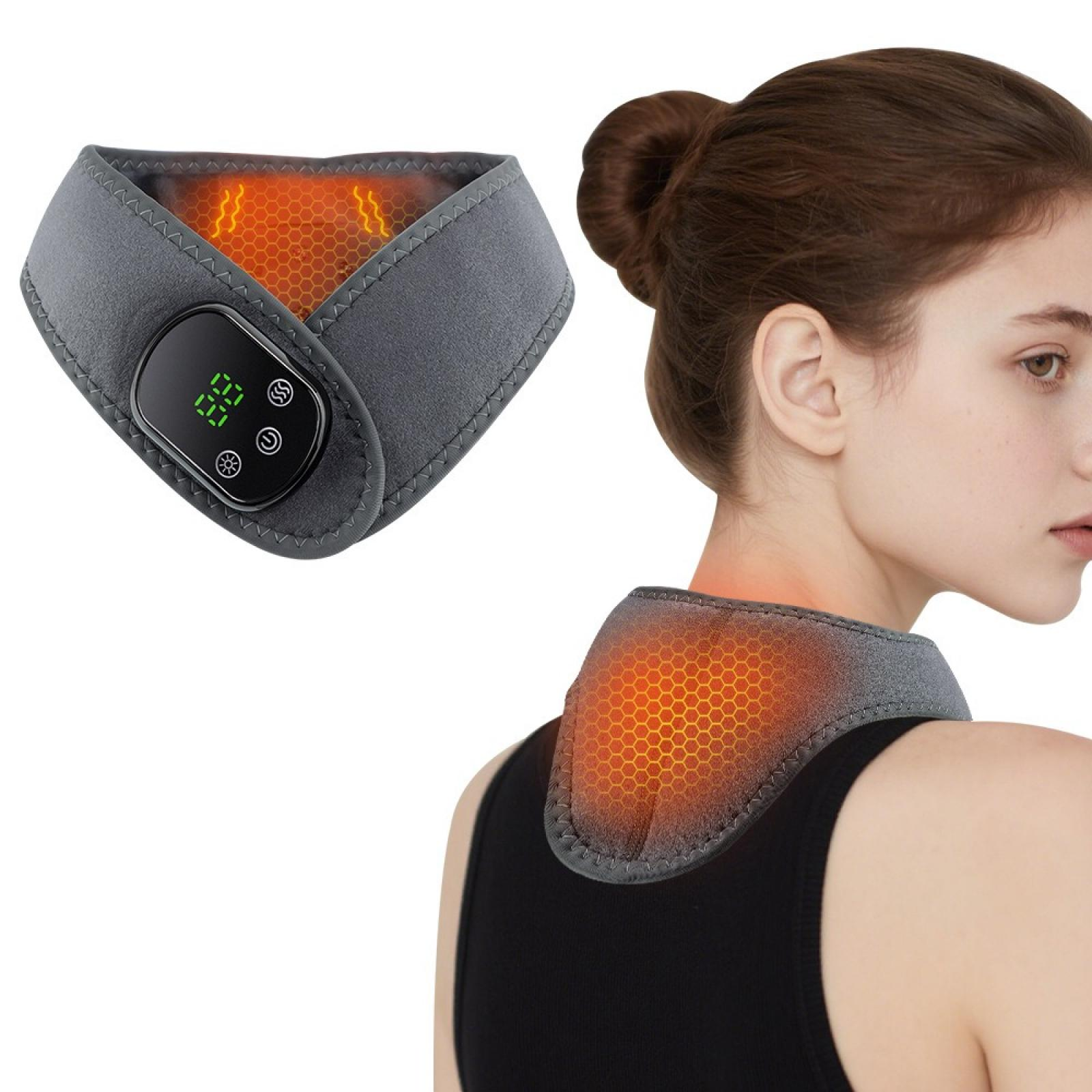Eine Frau, die ein graues Nackenmassagegerät trägt. Das Massagegerät ist aktiviert, mit orangefarbenem Glühen und digitaler Anzeige.