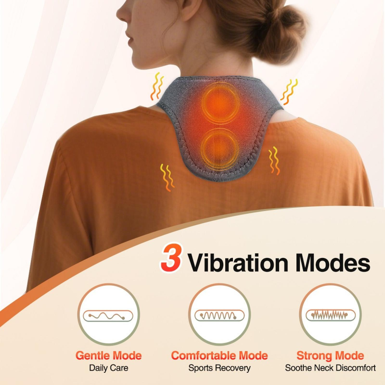 Frau mit Nackenmassagegerät. Das Gerät hat zwei orangefarbene Heizelemente. Drei Vibrationsmodi werden angezeigt.