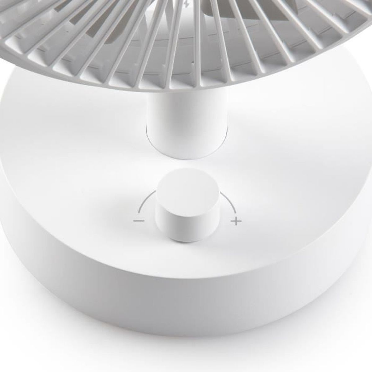 Ein weißer Ventilator mit rundem Sockel und einem Bedienknopf. Die Lüfterflügel sind oben sichtbar. Der Hintergrund ist weiß.