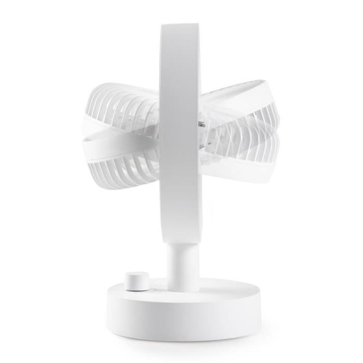 Ein weißer Schreibtischventilator. Er hat einen runden Sockel mit einem Bedienknopf. Der Ventilatorkopf besteht aus zwei kreisförmigen Teilen mit Flügeln.