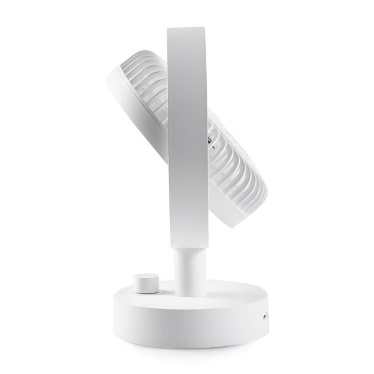 Ein weißer Tischventilator ist abgewinkelt. Er hat eine kreisförmige Basis mit einem Knopf. Der Ventilatorkopf ist weiß und nach oben geneigt.