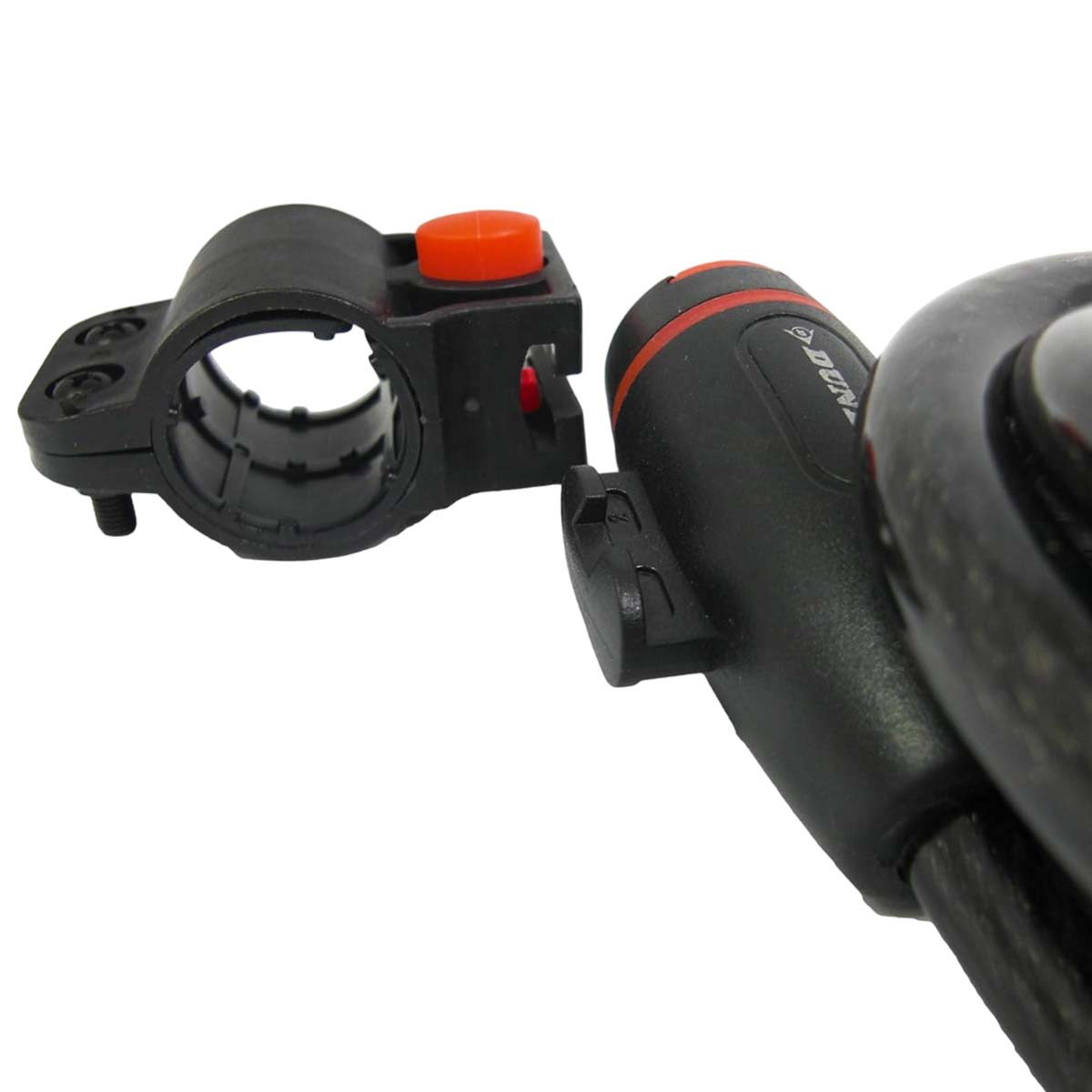 Schwarze Fahrradlichthalterung mit orangefarbenem Knopf und einem schwarzen Licht. Das Licht hat einen roten Streifen und einen Markennamen.