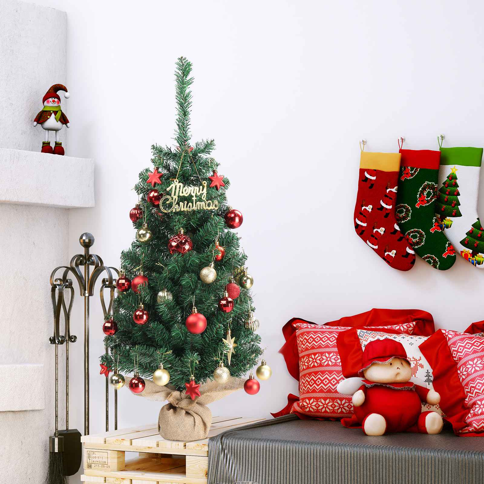 Ein geschmückter Weihnachtsbaum mit Ornamenten, eine Schneemannfigur, Strümpfe und Kissen in einer festlichen Szene.